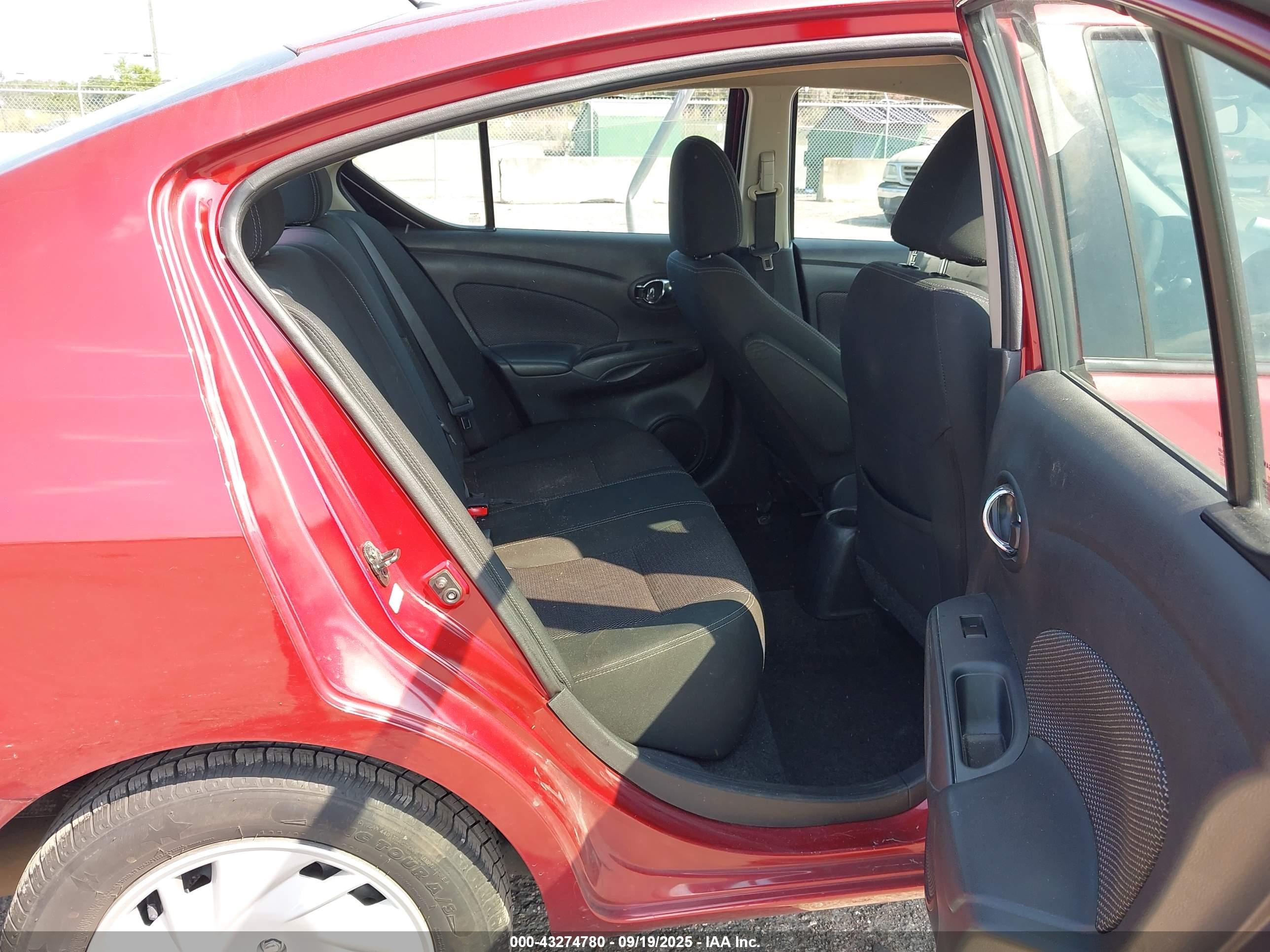 NISSAN VERSA image 8