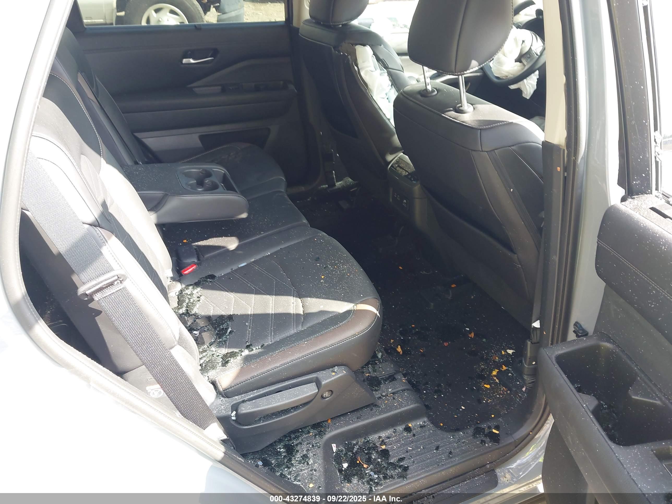 NISSAN PATHFINDER image 8