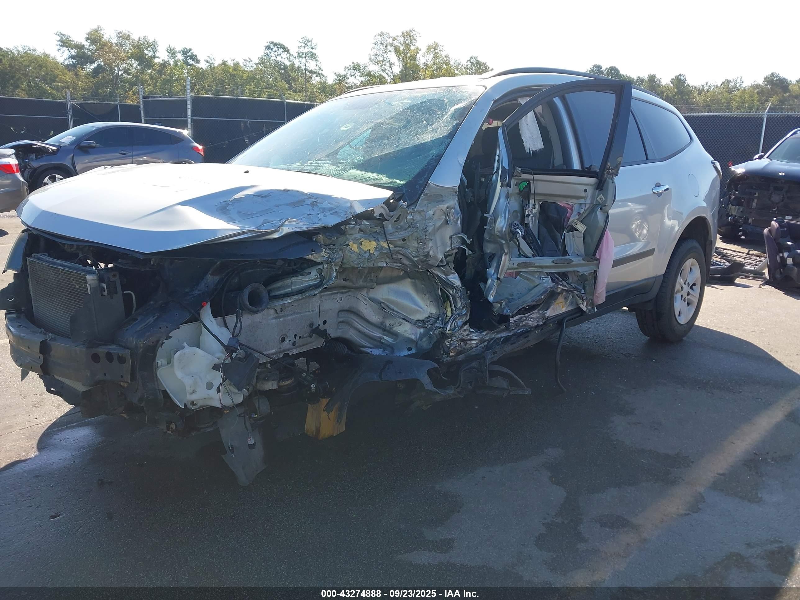 CHEVROLET TRAVERSE image 2