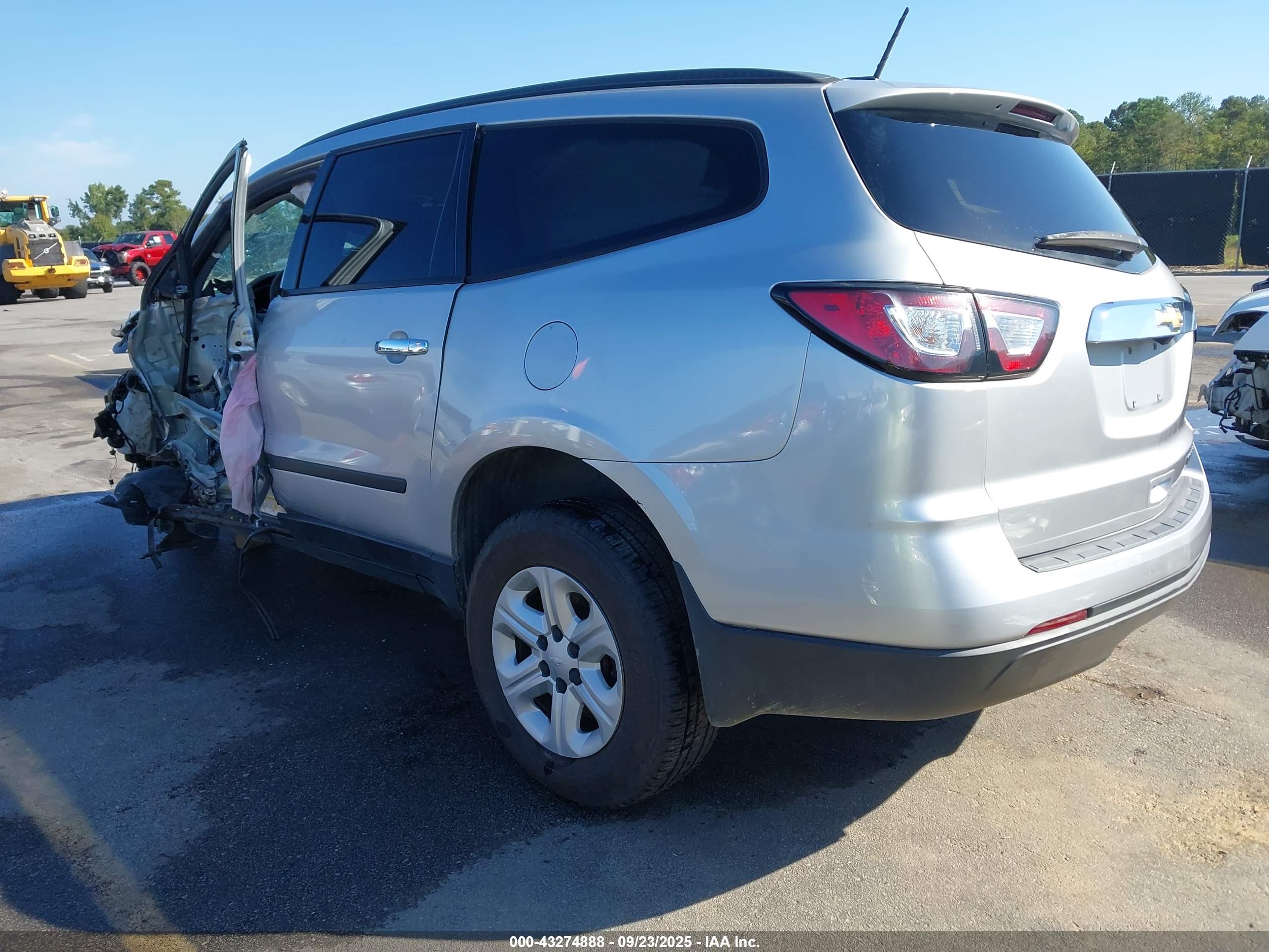CHEVROLET TRAVERSE image 3