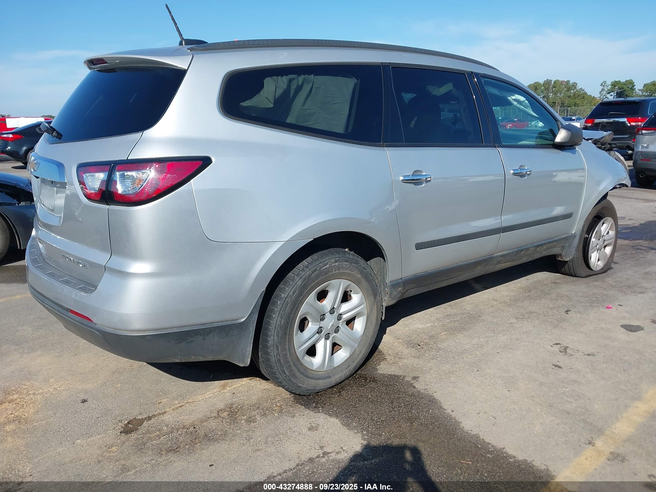 CHEVROLET TRAVERSE image 4