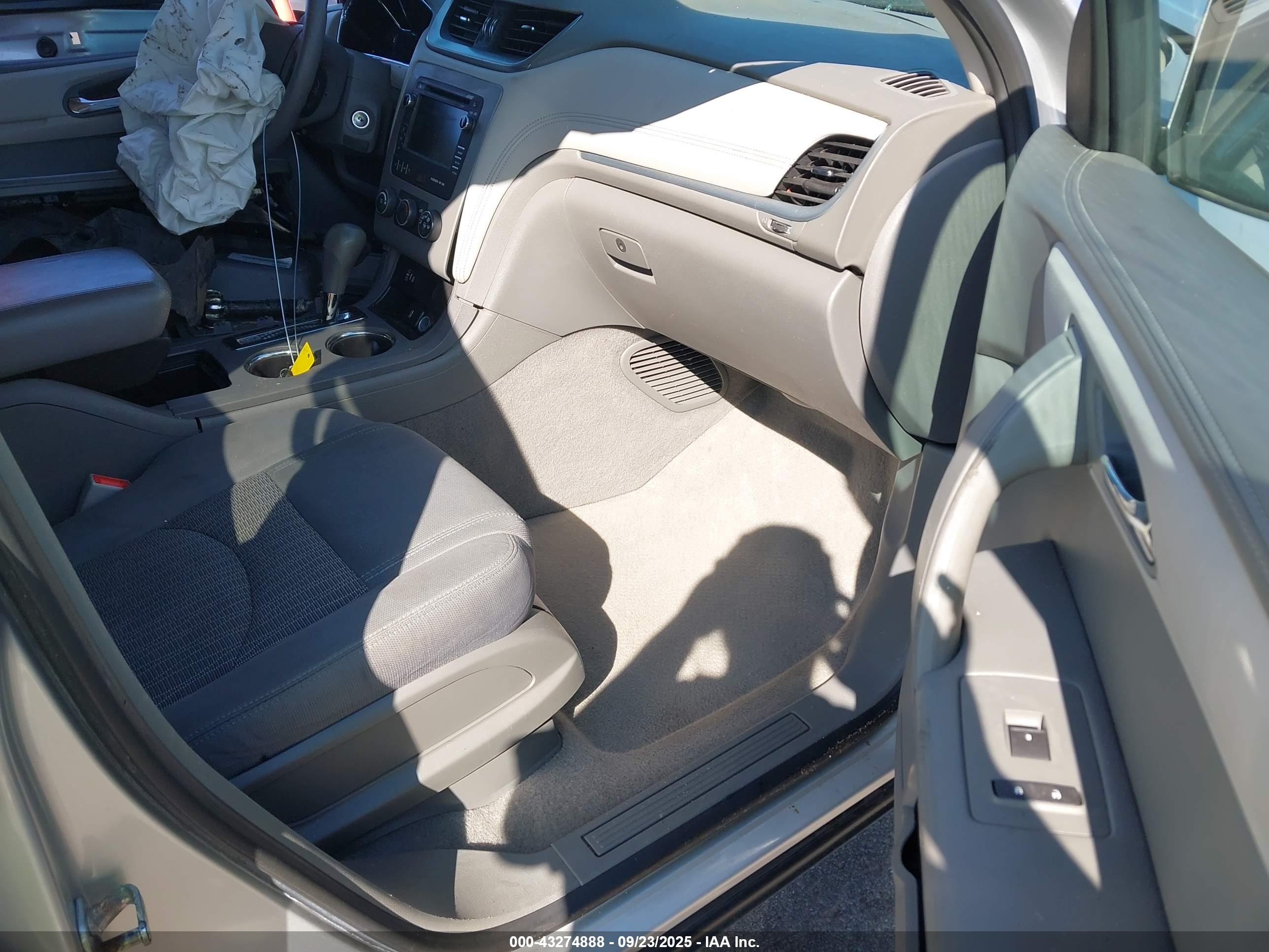CHEVROLET TRAVERSE image 5