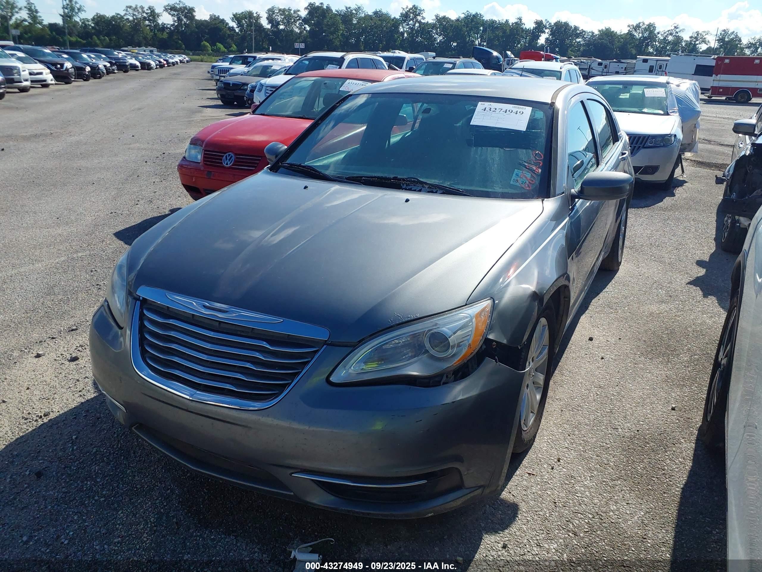 CHRYSLER 200 image 2