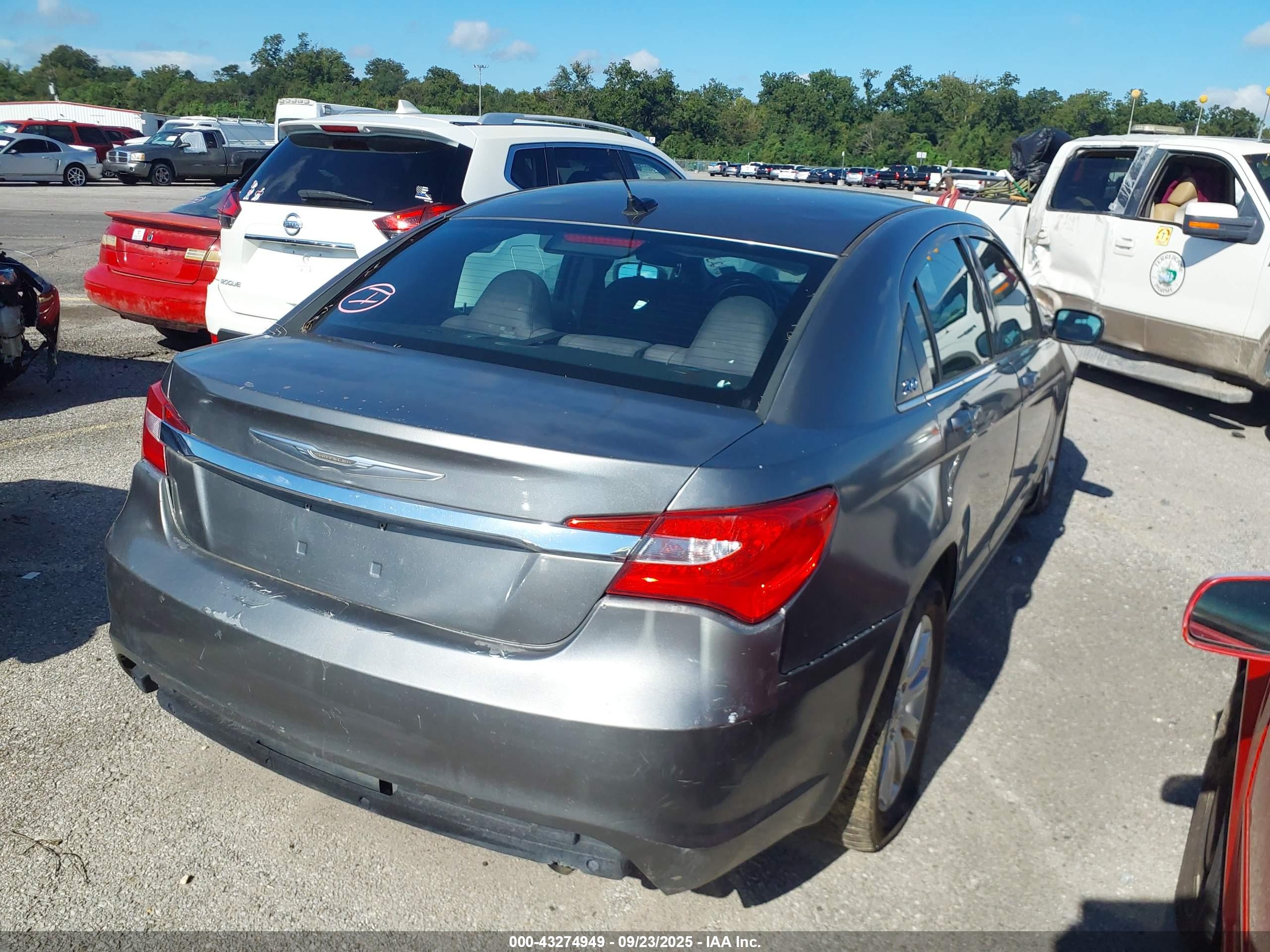CHRYSLER 200 image 4