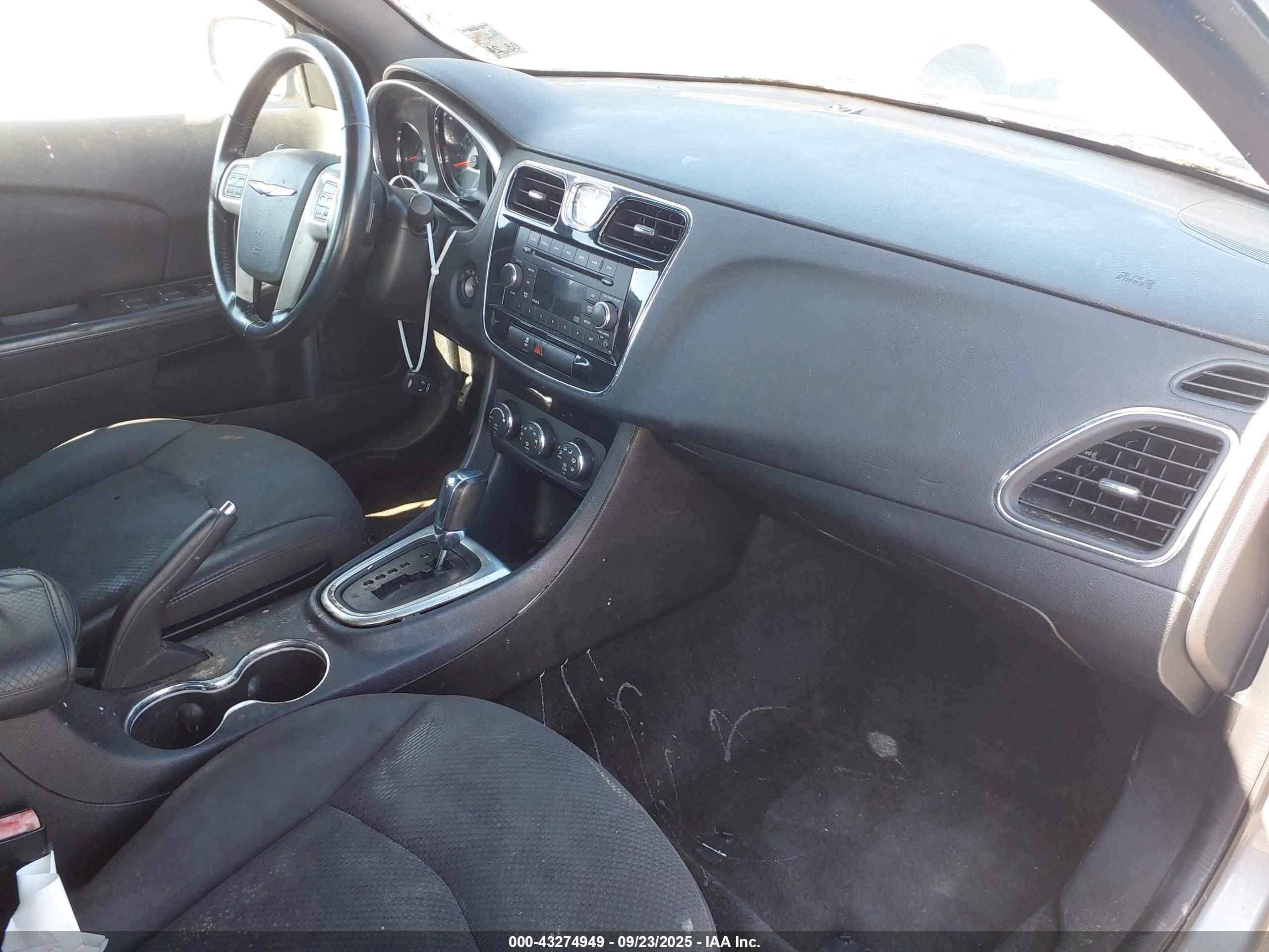 CHRYSLER 200 image 5