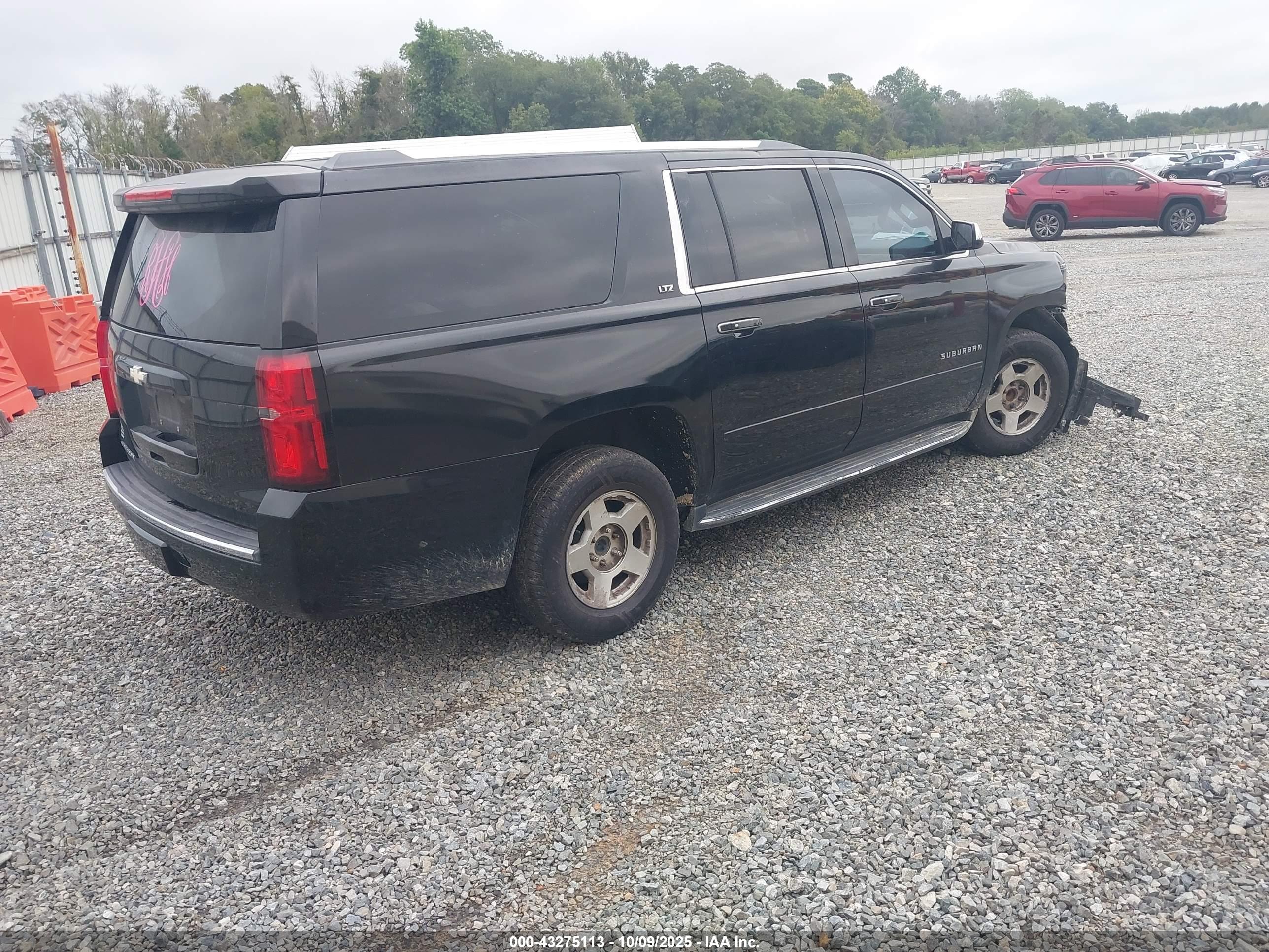 CHEVROLET SUBURBAN image 4