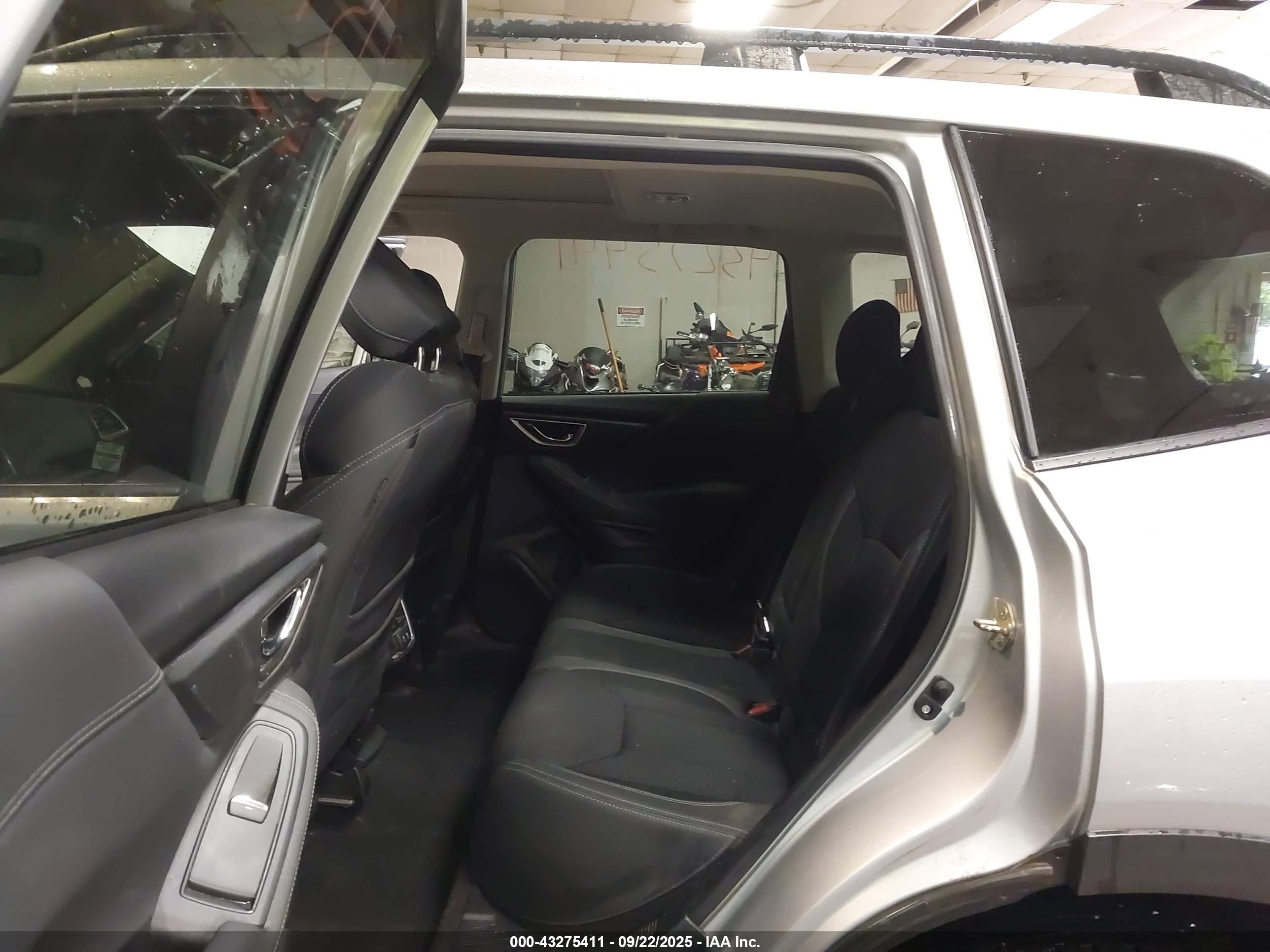 SUBARU FORESTER image 8