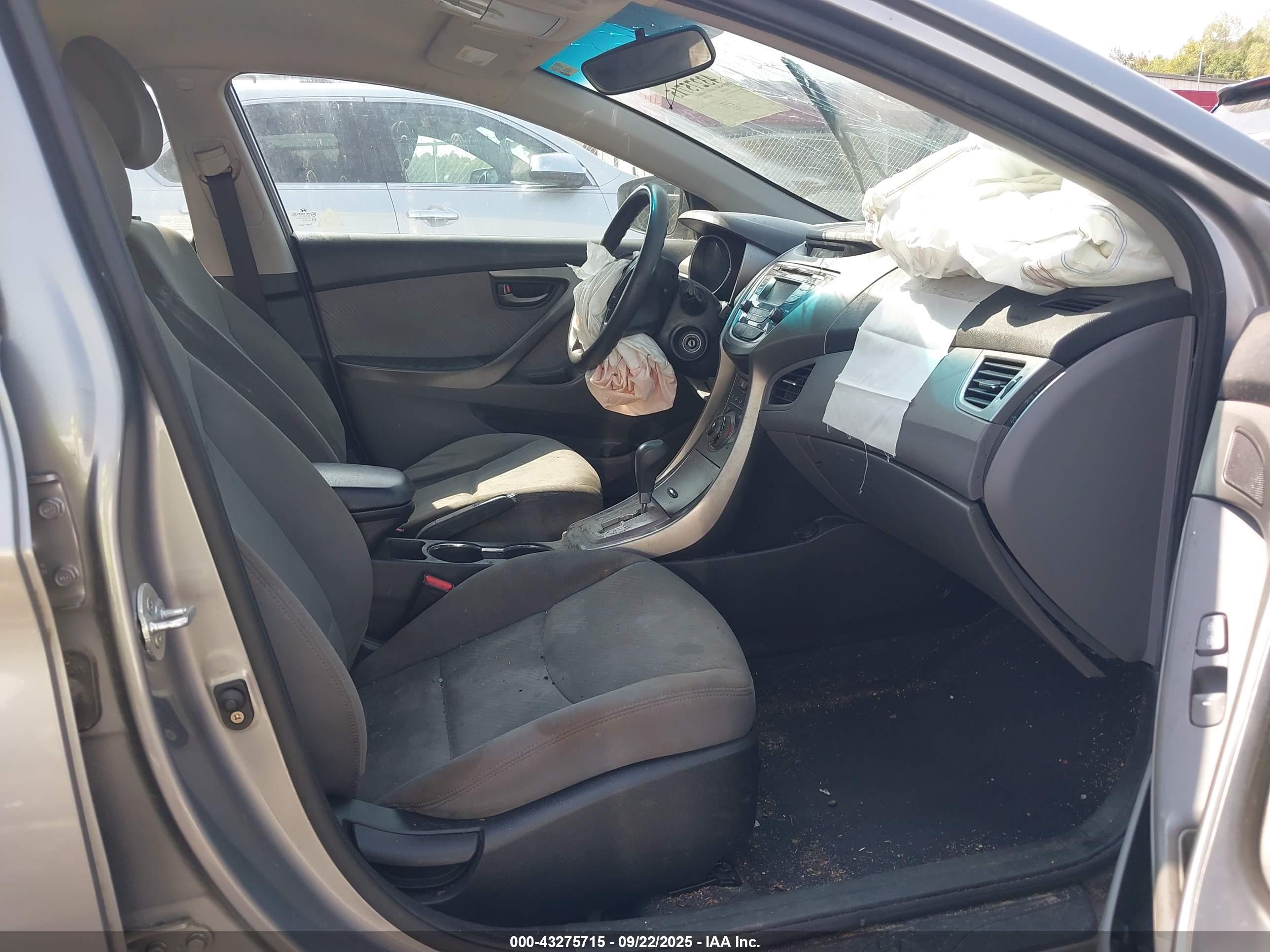 HYUNDAI ELANTRA image 5