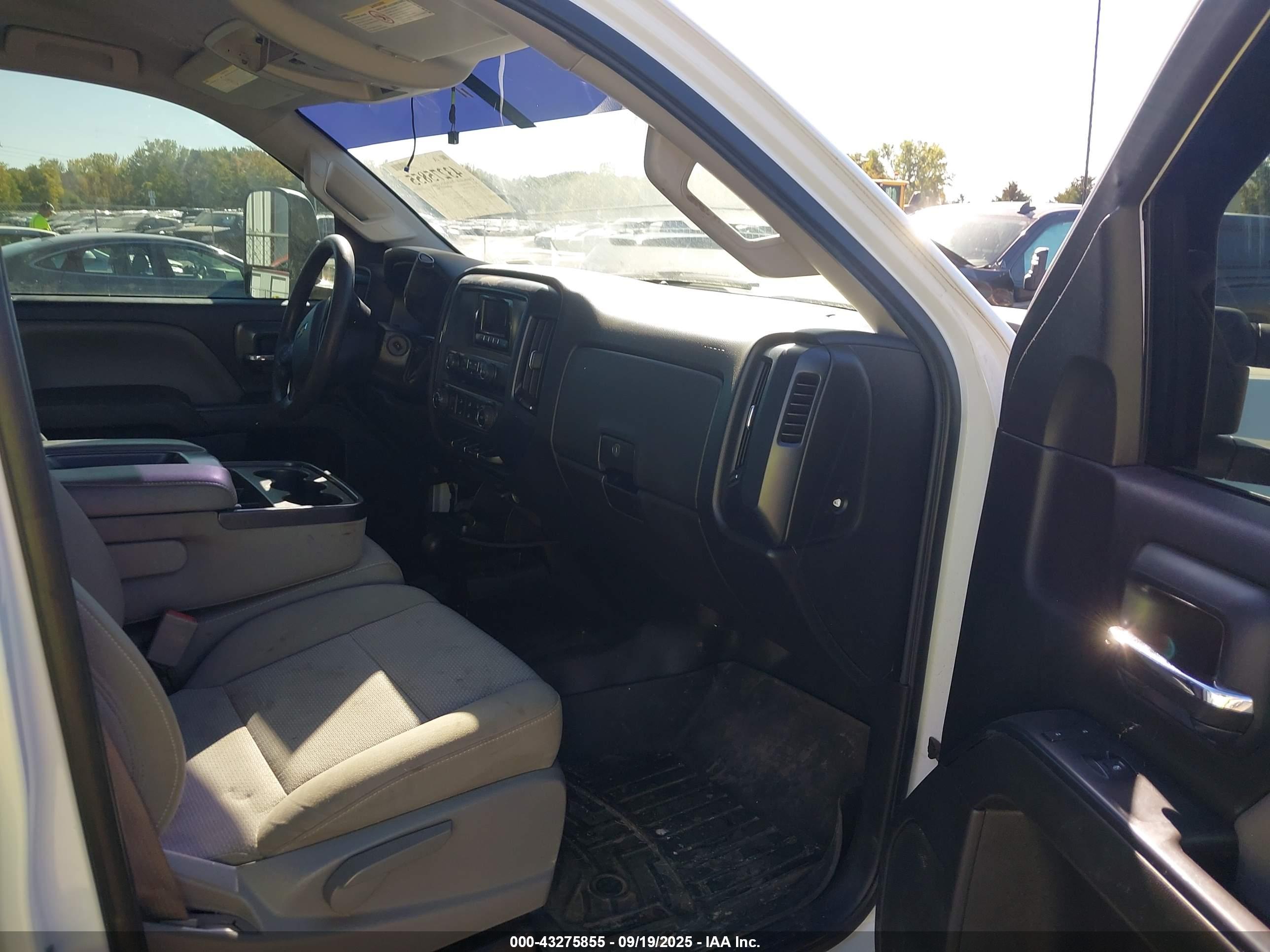 CHEVROLET SILVERADO image 5