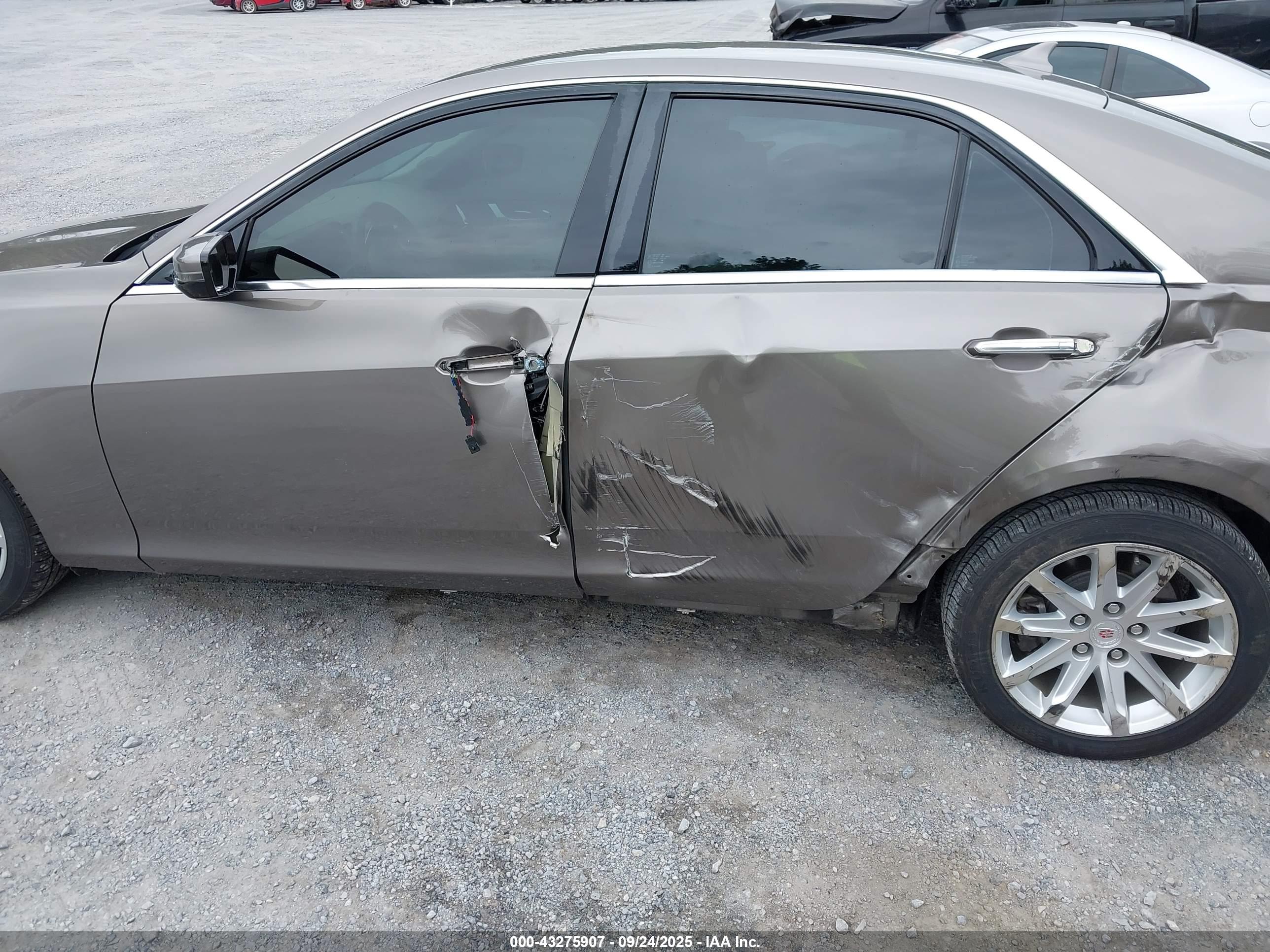 CADILLAC CTS image 6