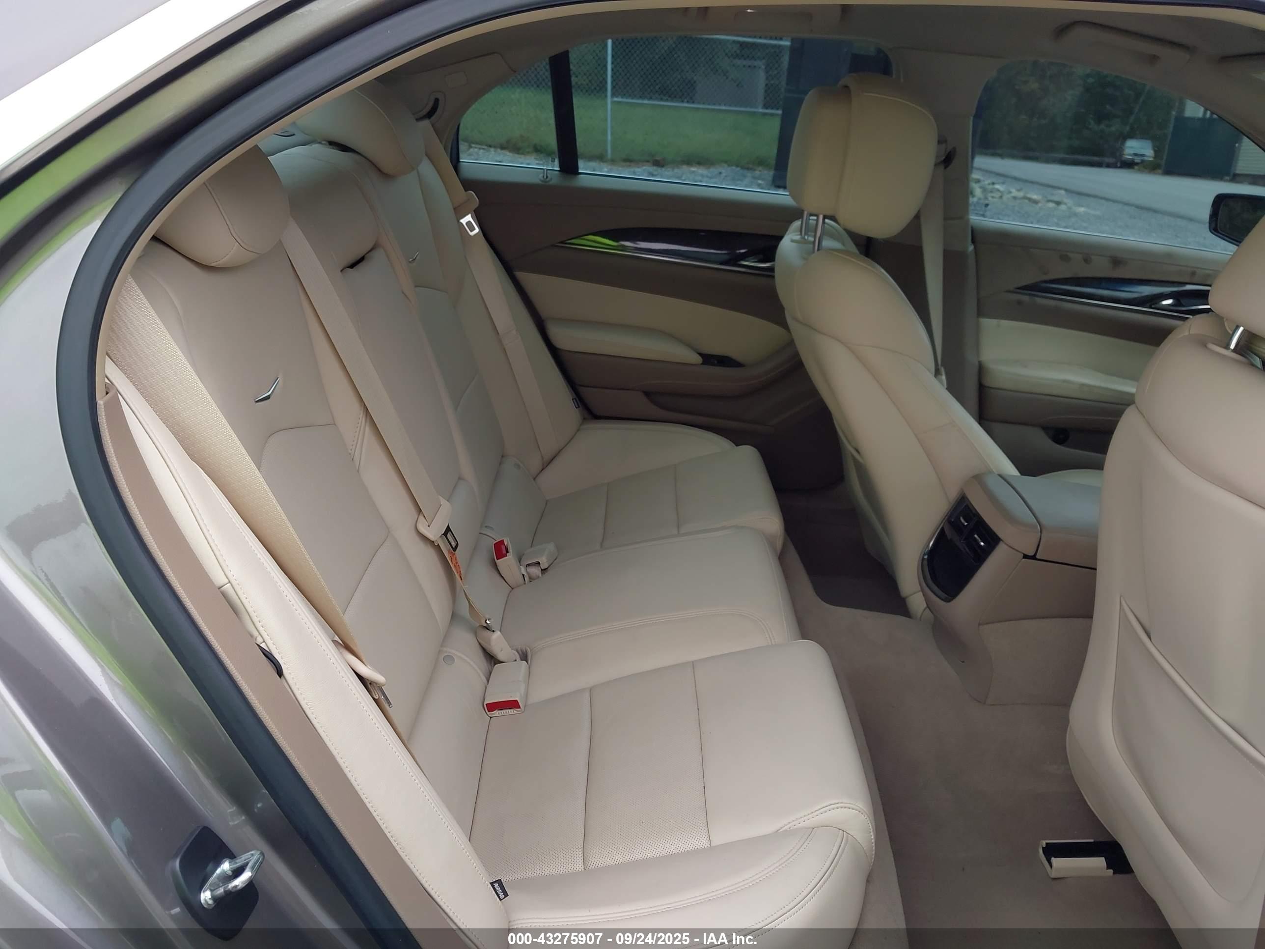 CADILLAC CTS image 8