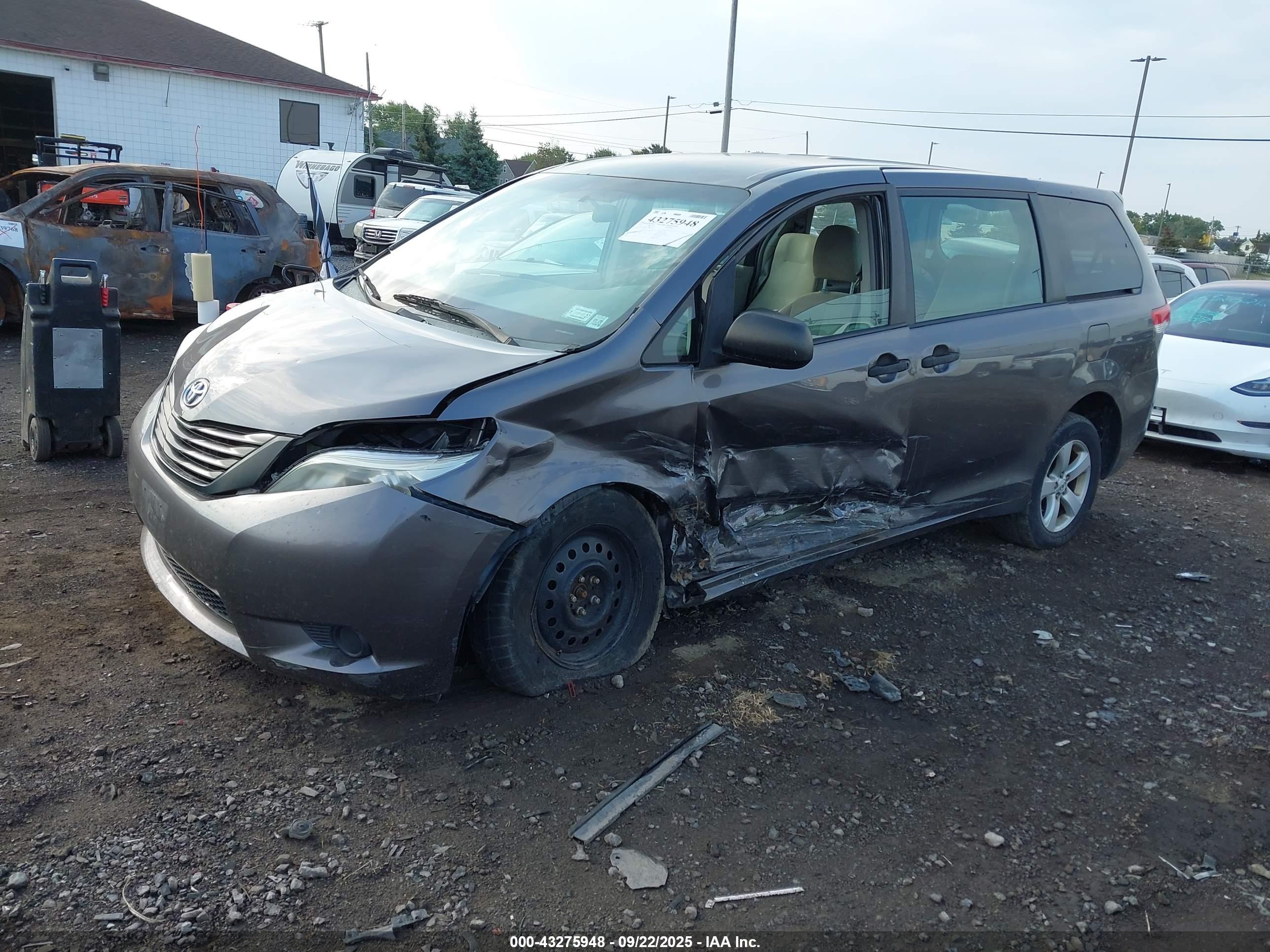 TOYOTA SIENNA image 2