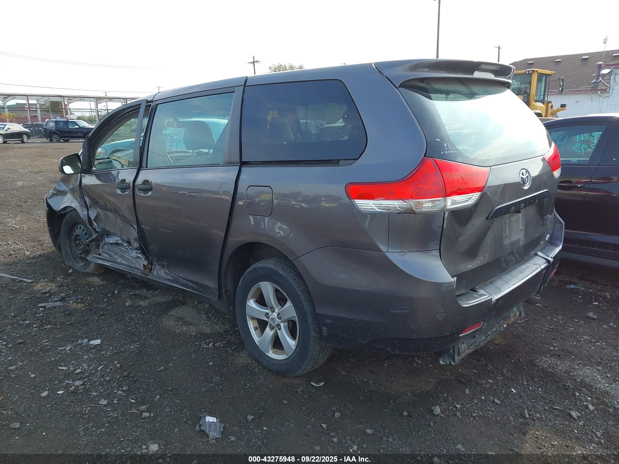 TOYOTA SIENNA image 3