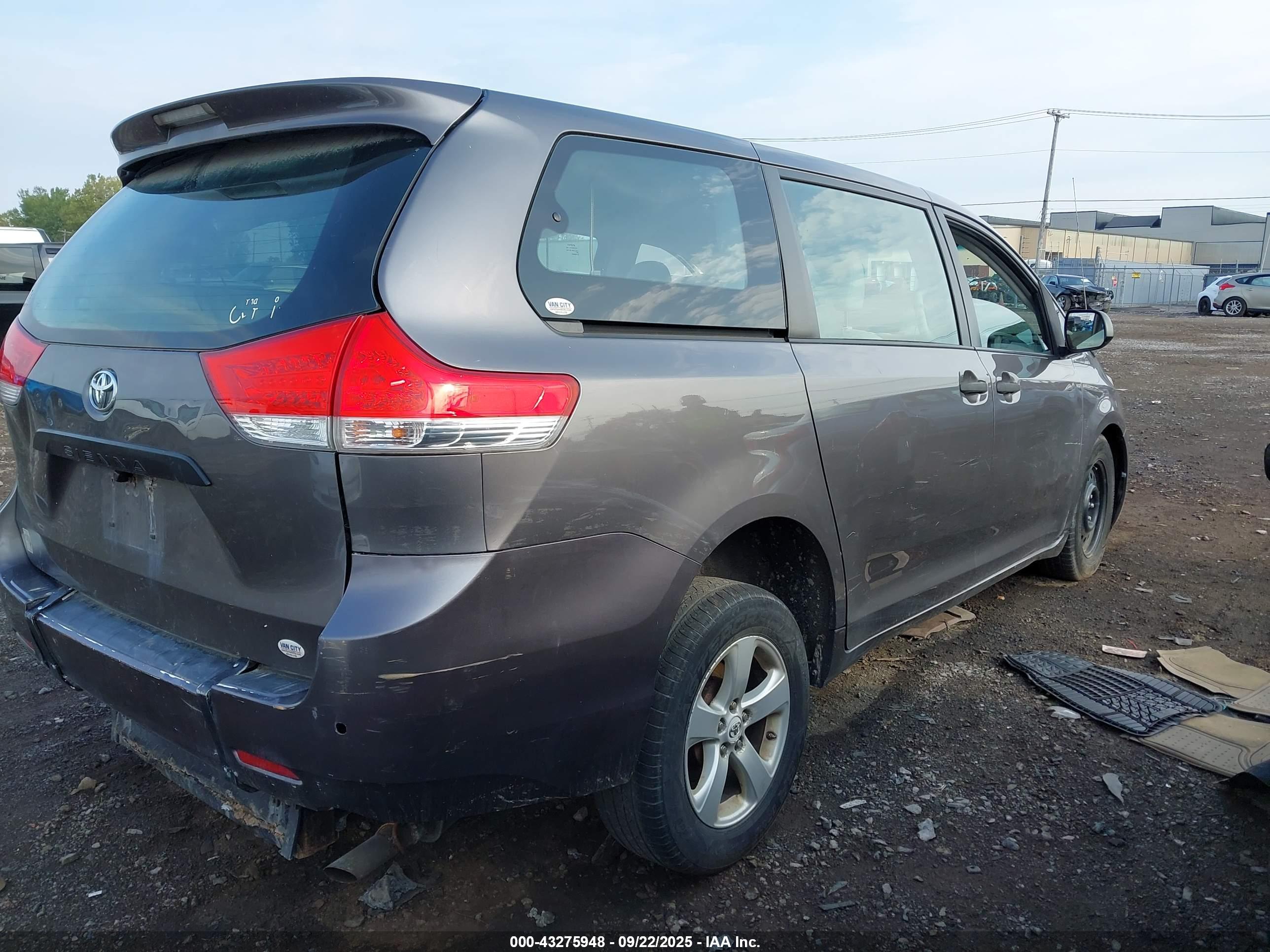 TOYOTA SIENNA image 4