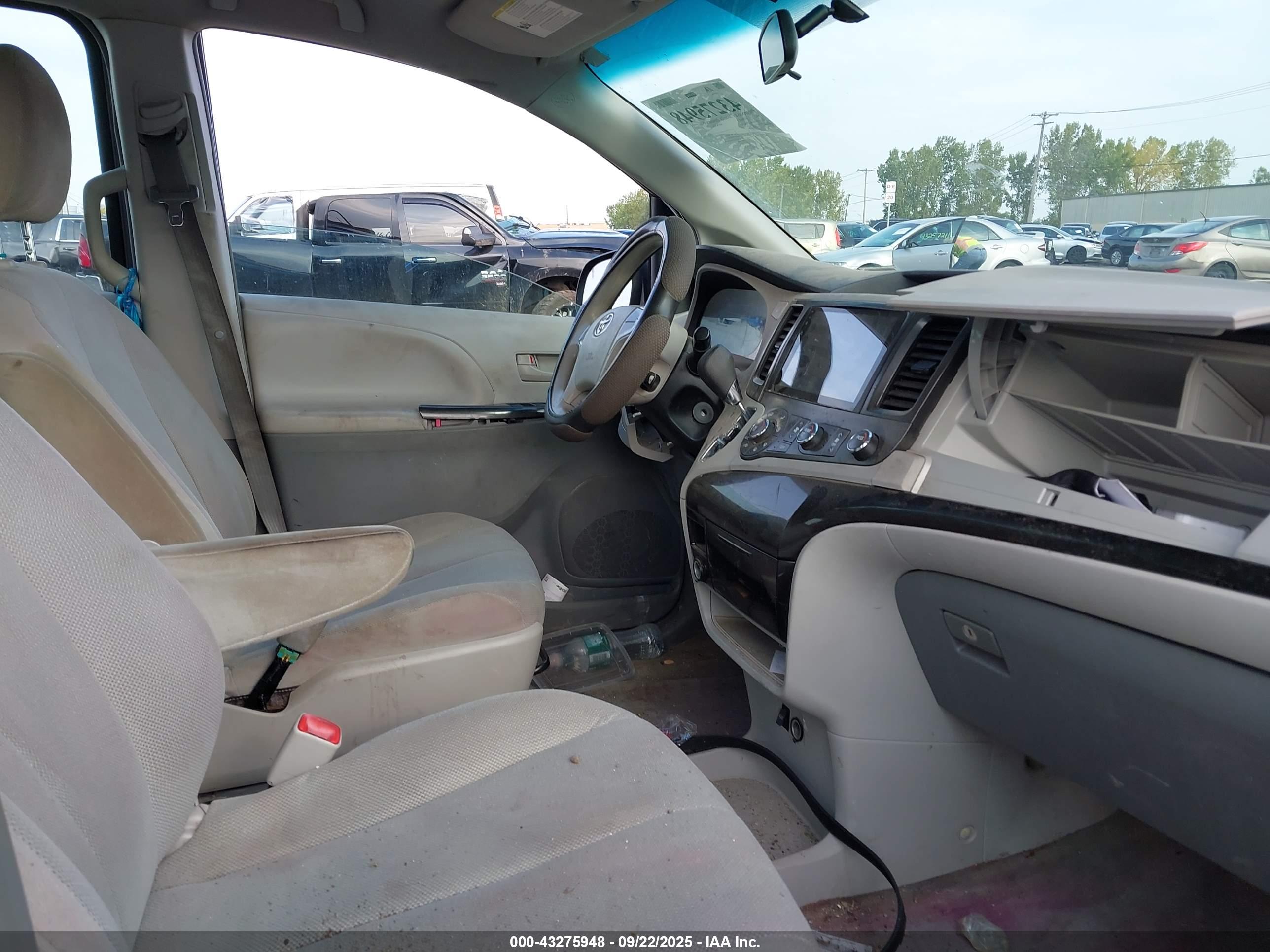 TOYOTA SIENNA image 5