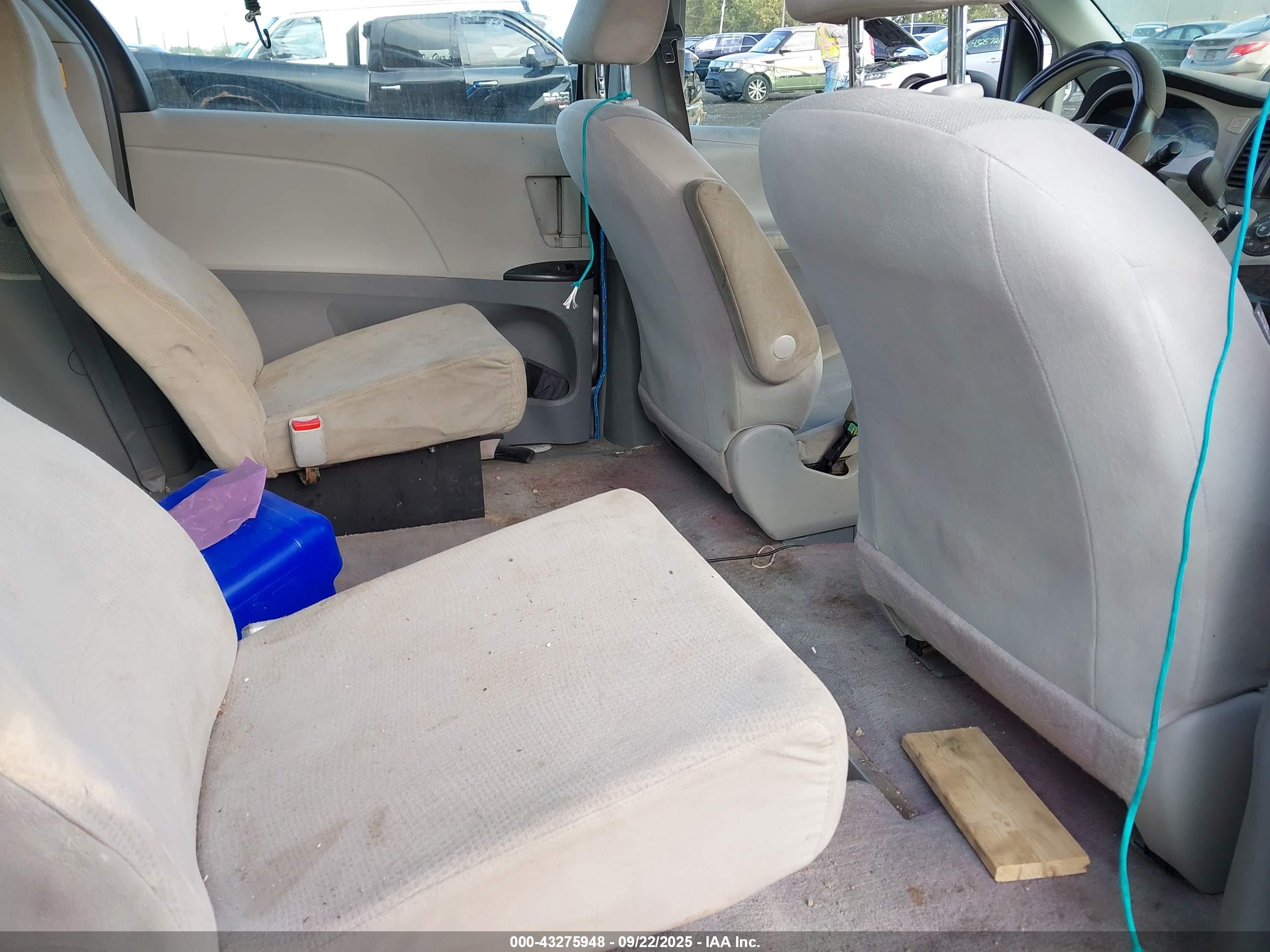 TOYOTA SIENNA image 8
