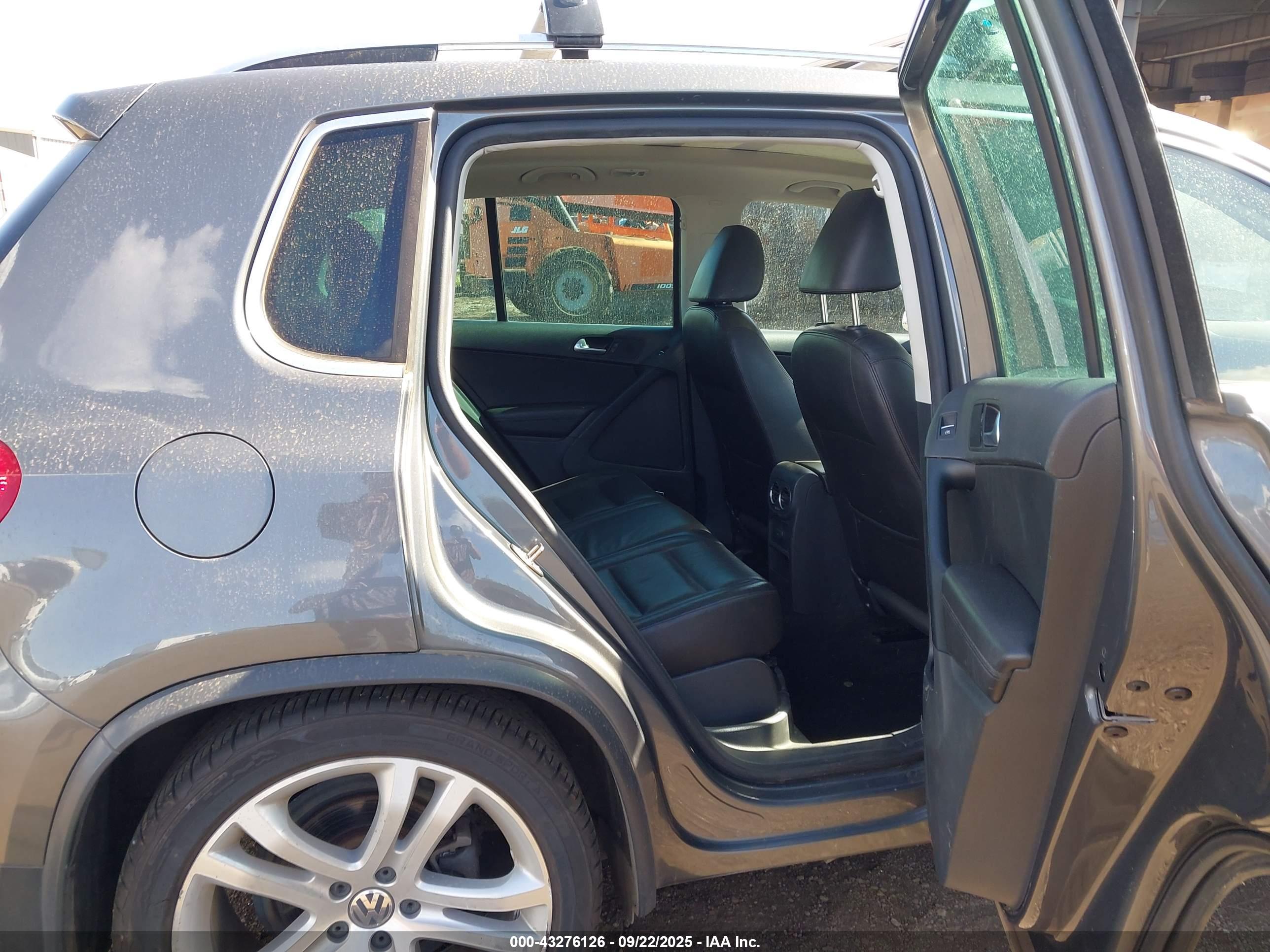 VOLKSWAGEN TIGUAN image 8