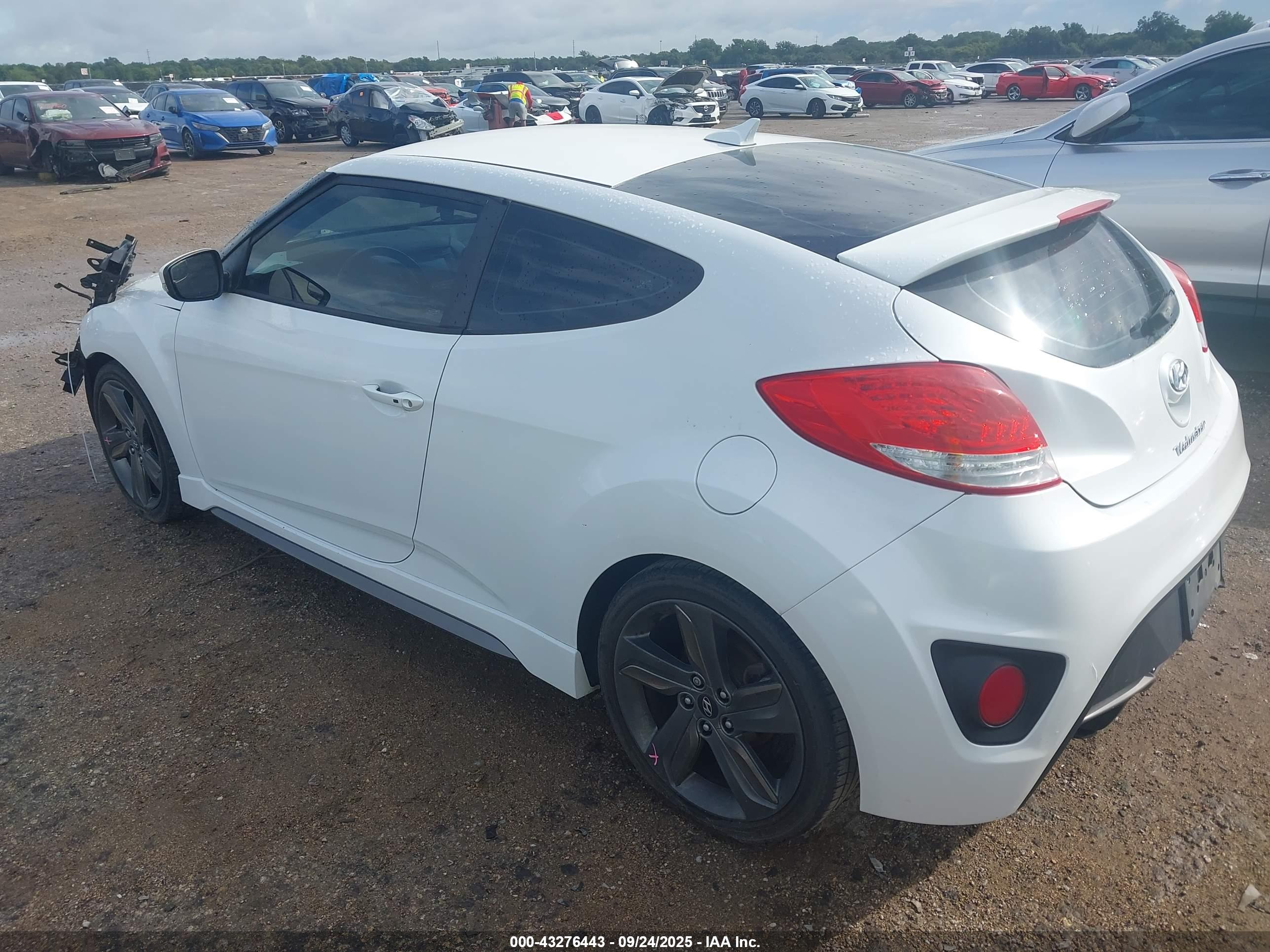 HYUNDAI VELOSTER image 3