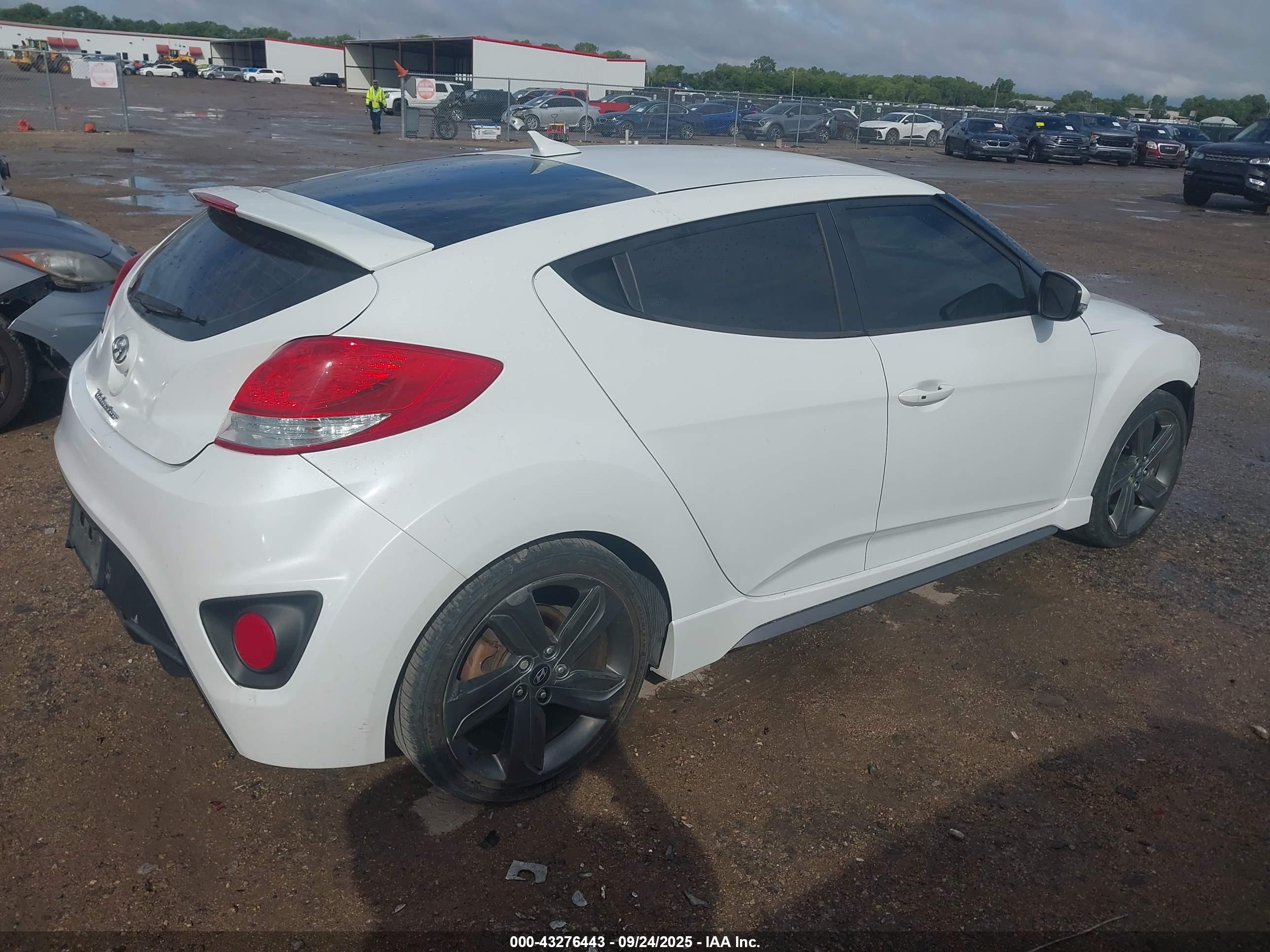 HYUNDAI VELOSTER image 4