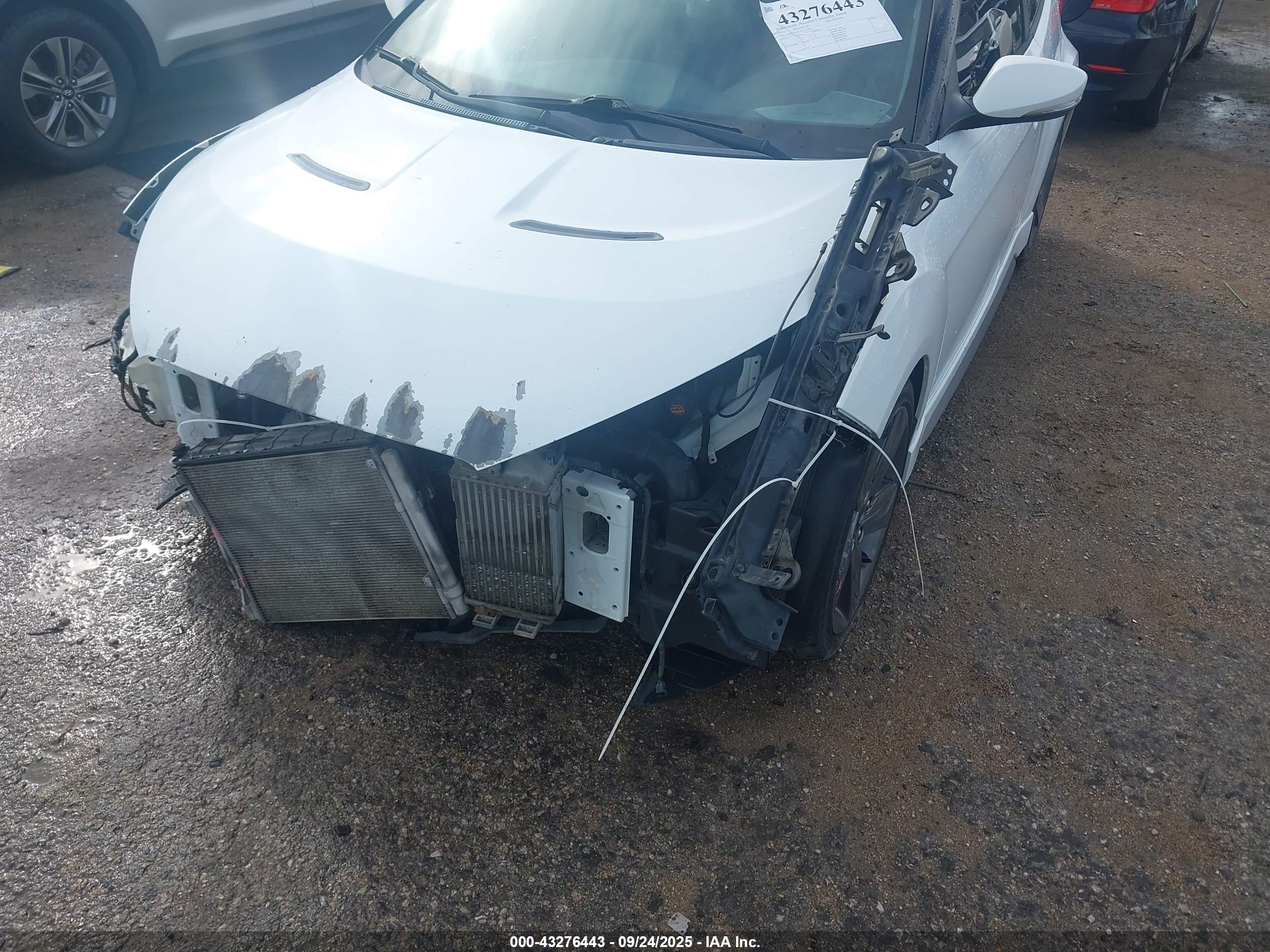 HYUNDAI VELOSTER image 6