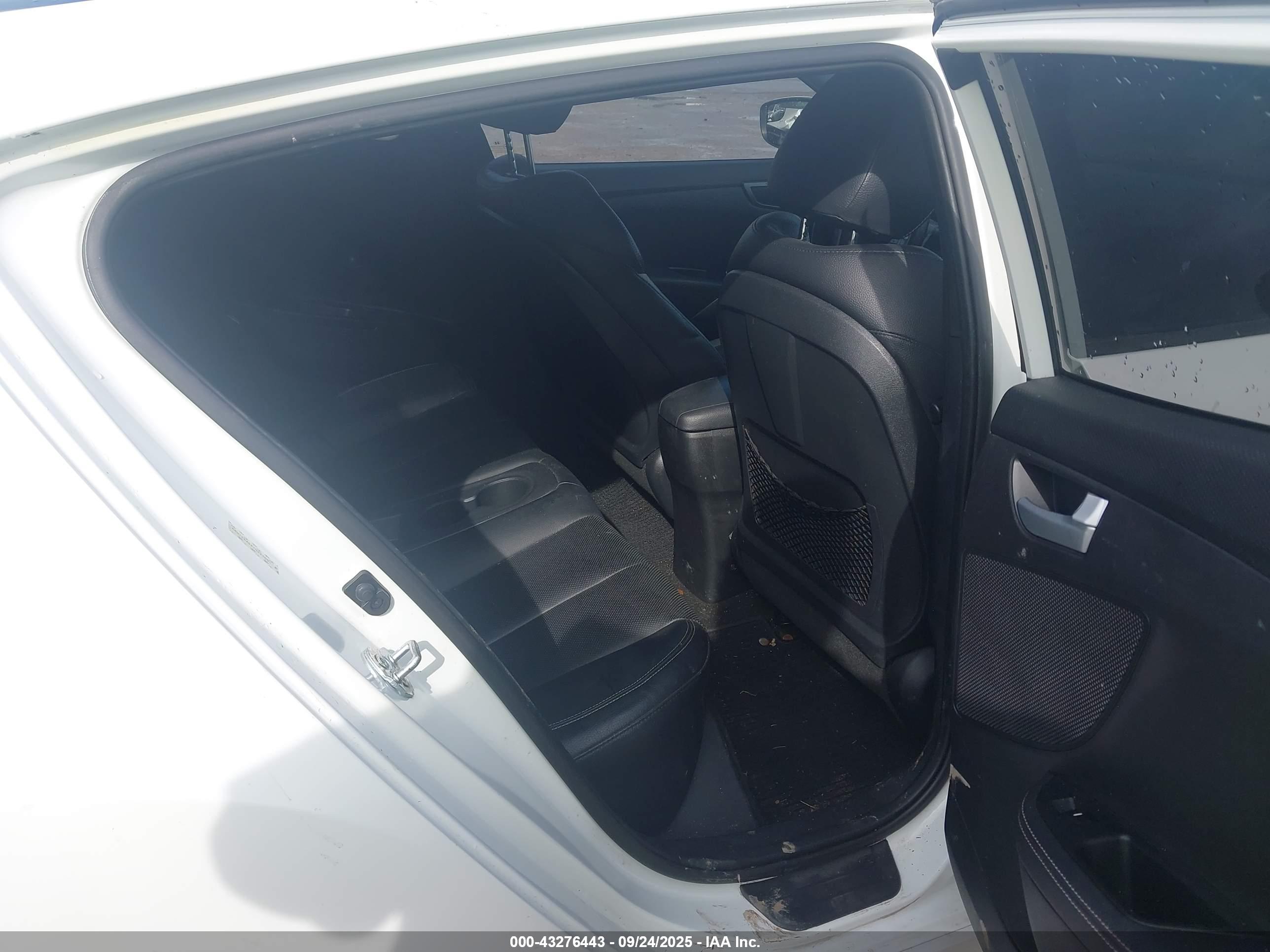 HYUNDAI VELOSTER image 8