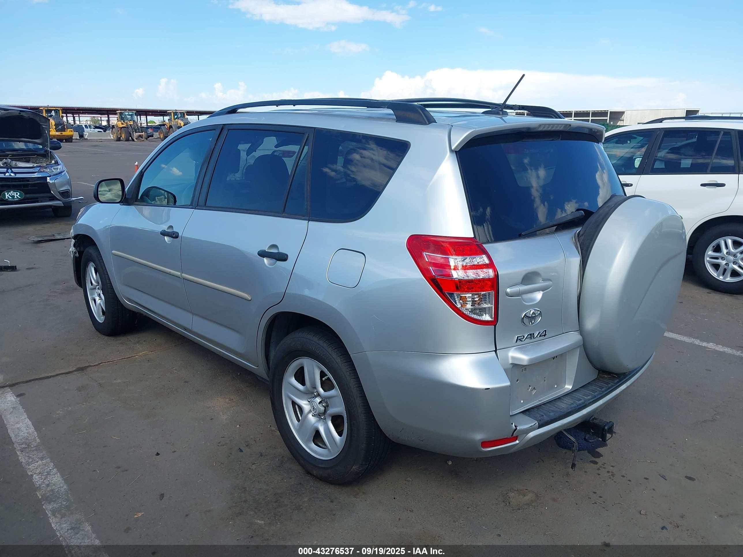 TOYOTA RAV4 image 3