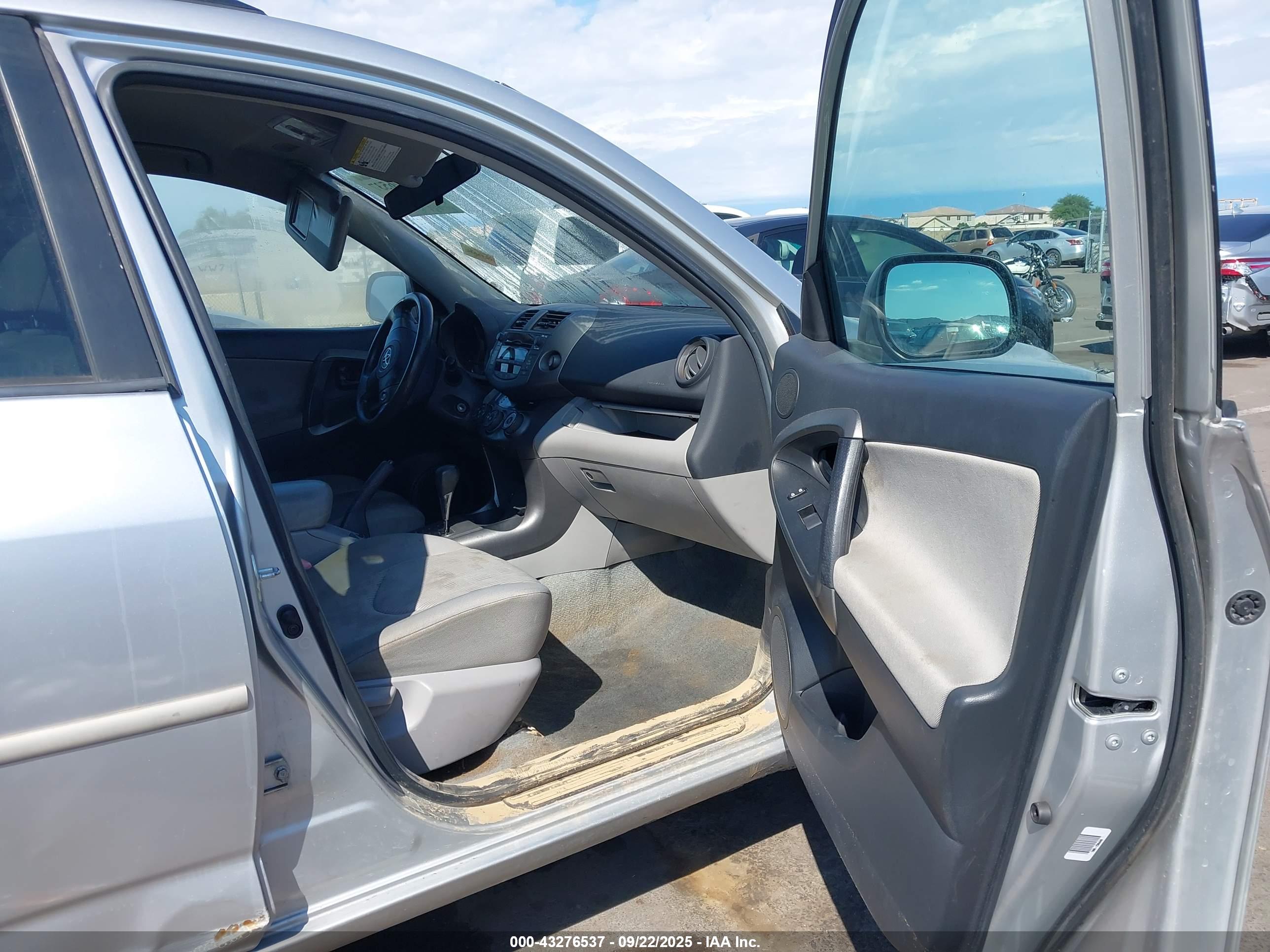 TOYOTA RAV4 image 5