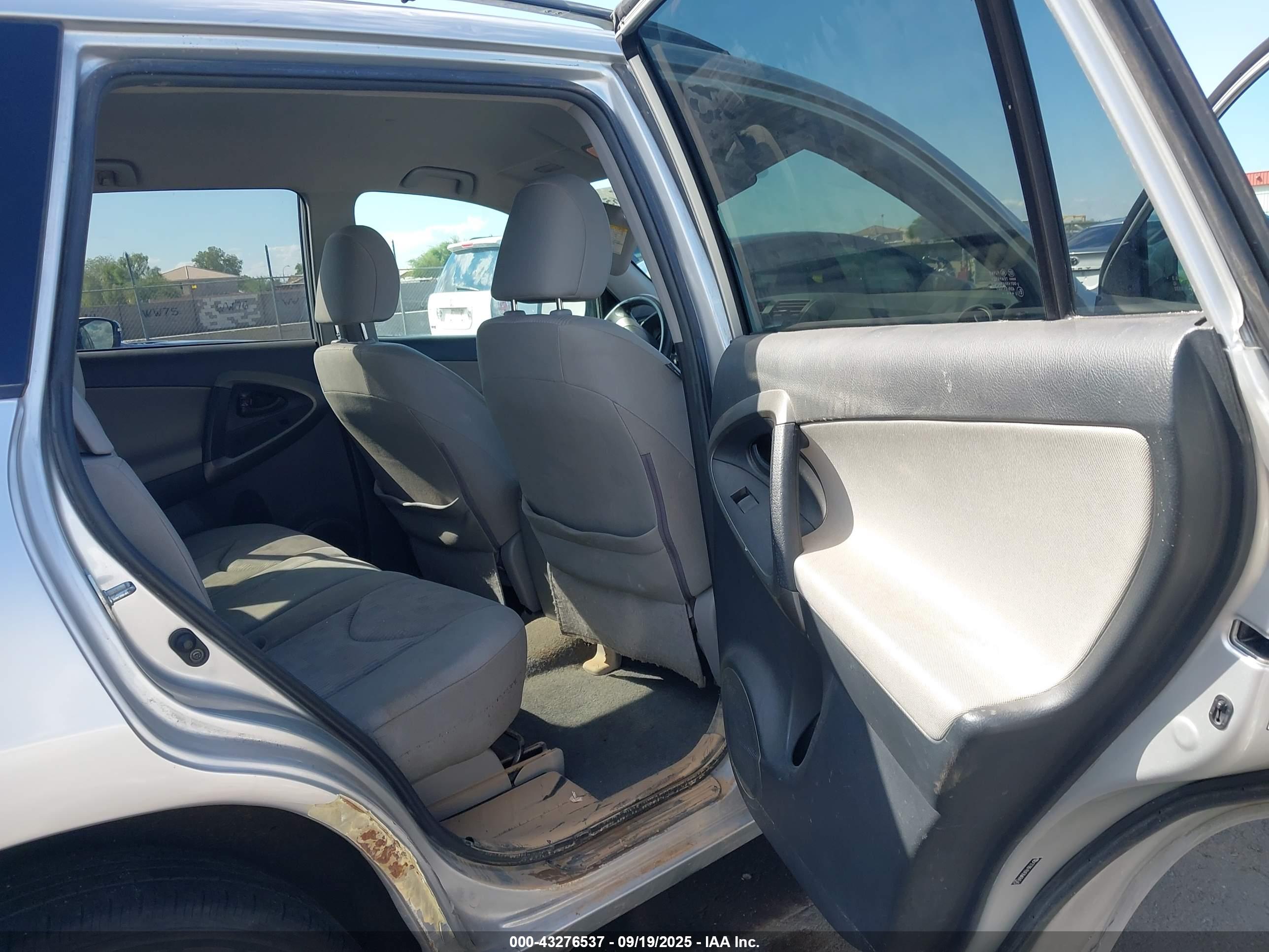 TOYOTA RAV4 image 8