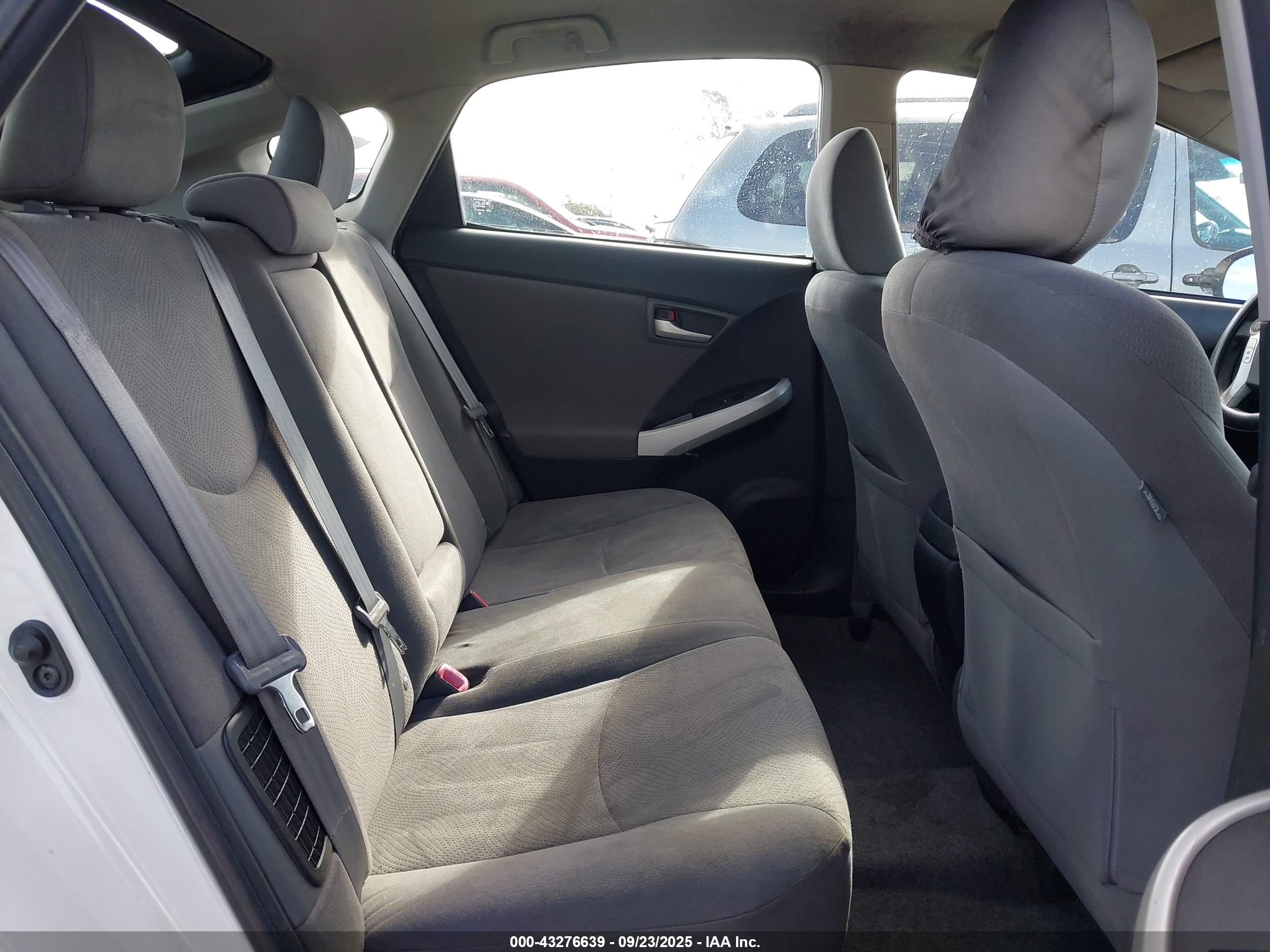 TOYOTA PRIUS image 8