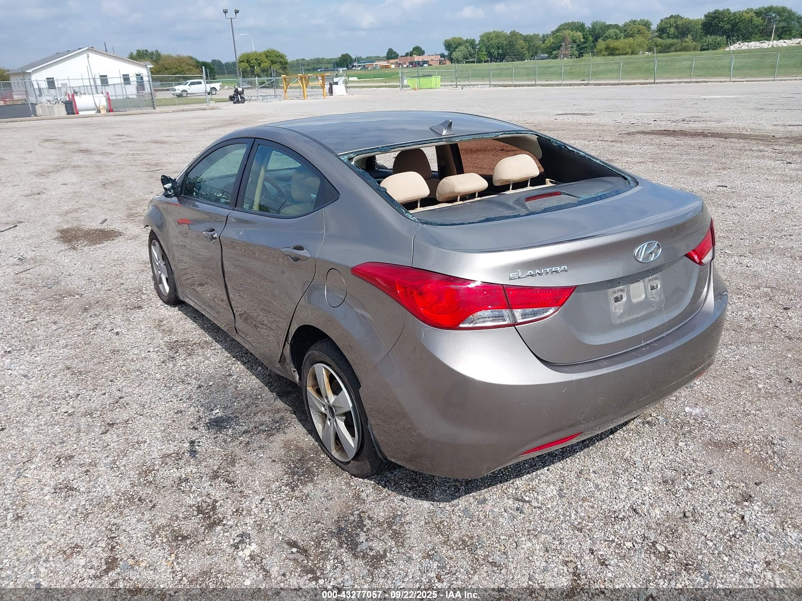 HYUNDAI ELANTRA image 3