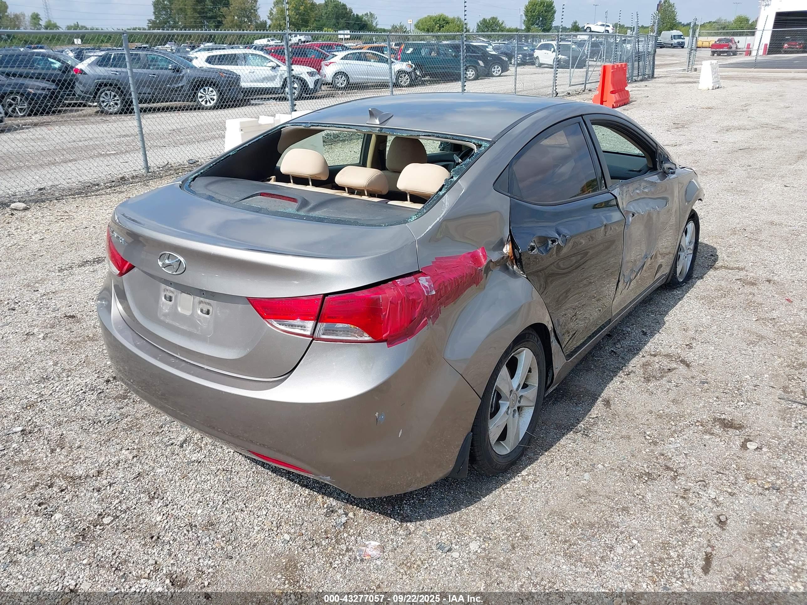 HYUNDAI ELANTRA image 4