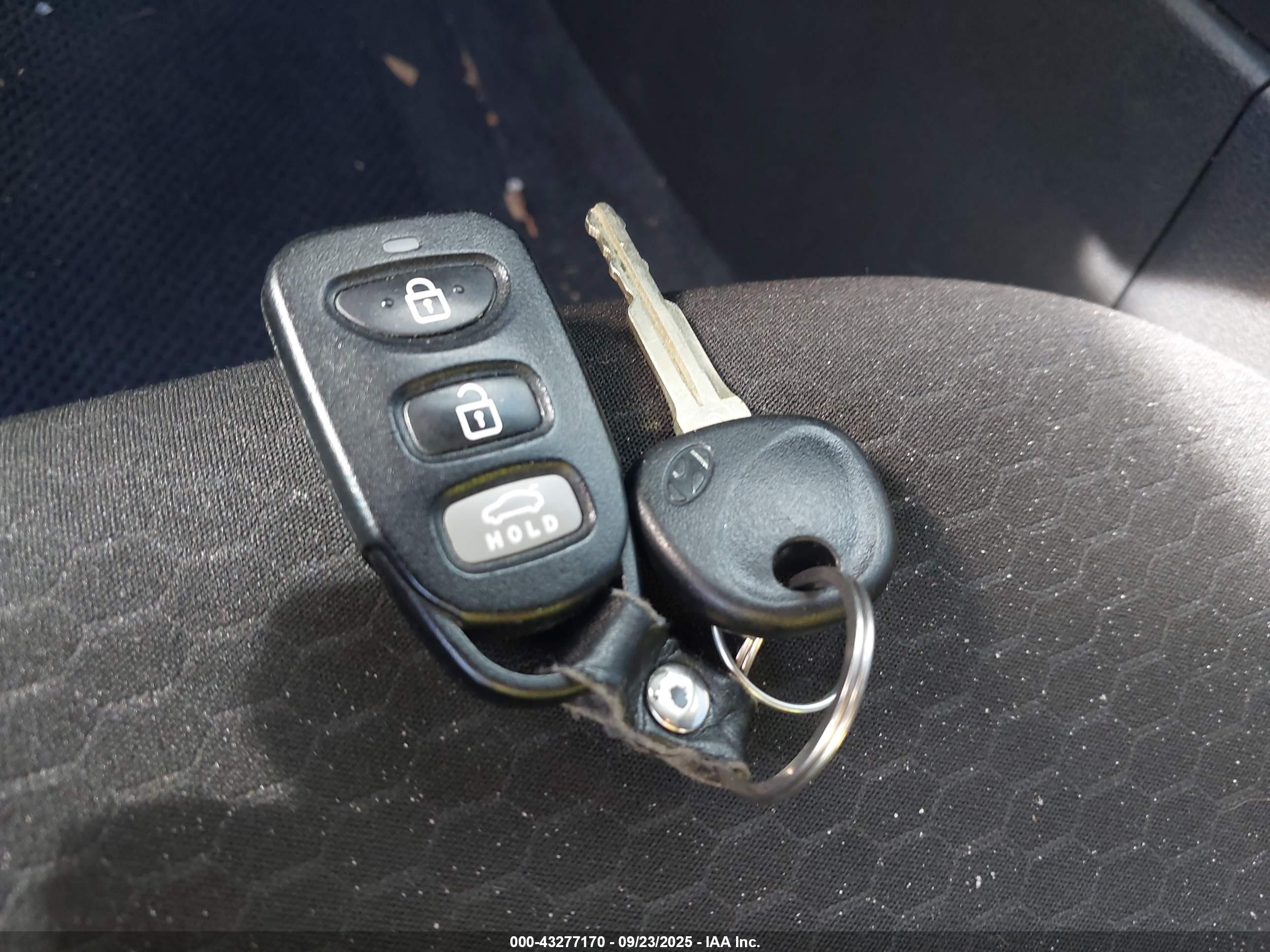 HYUNDAI ELANTRA image 11