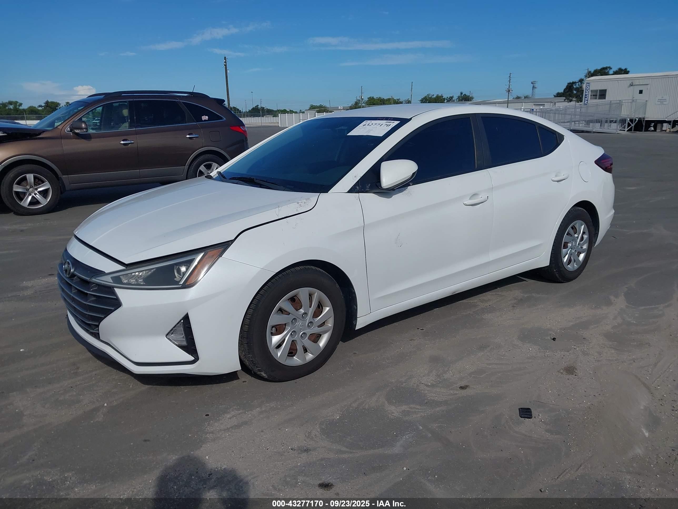 HYUNDAI ELANTRA image 2