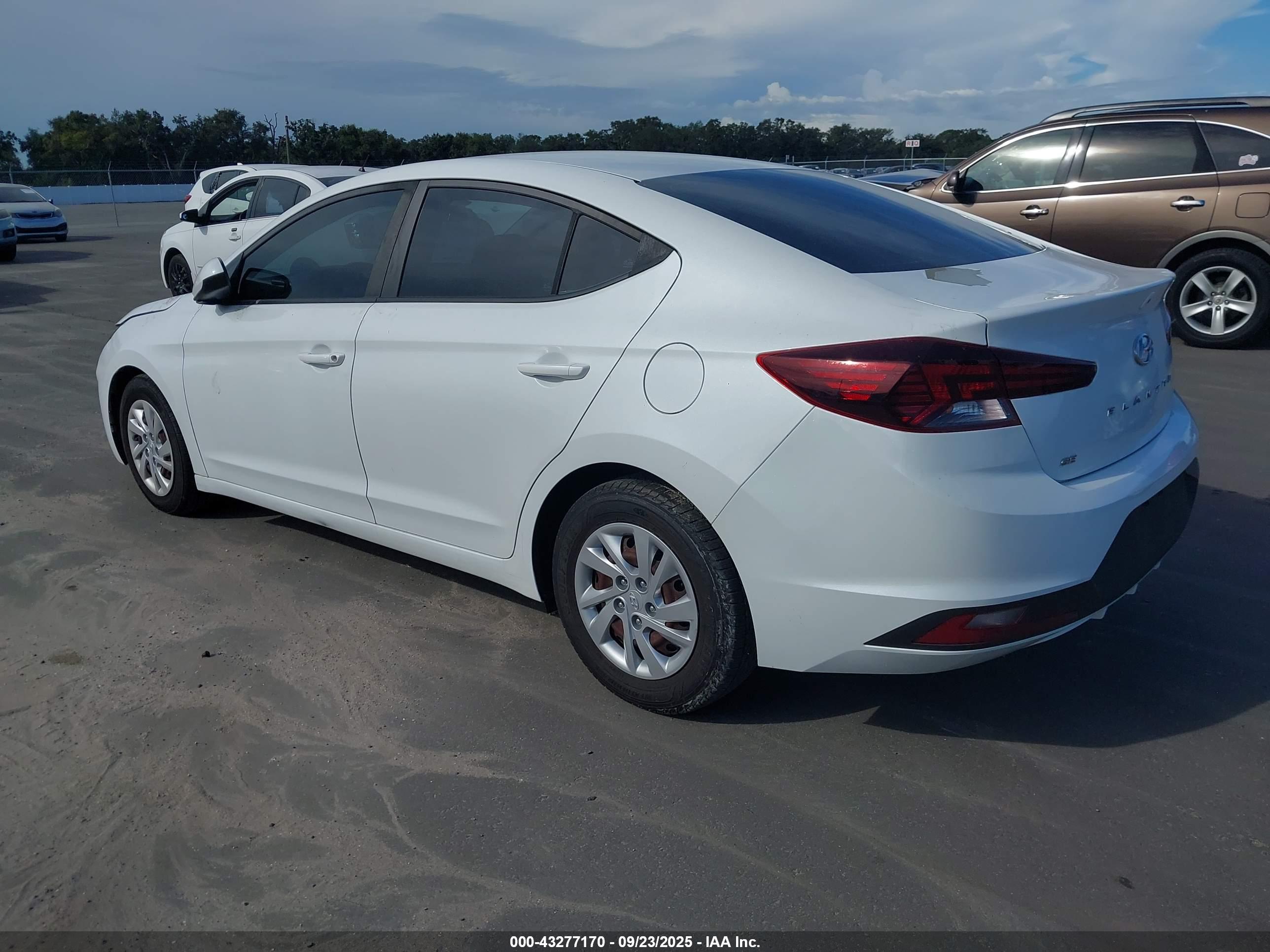 HYUNDAI ELANTRA image 3