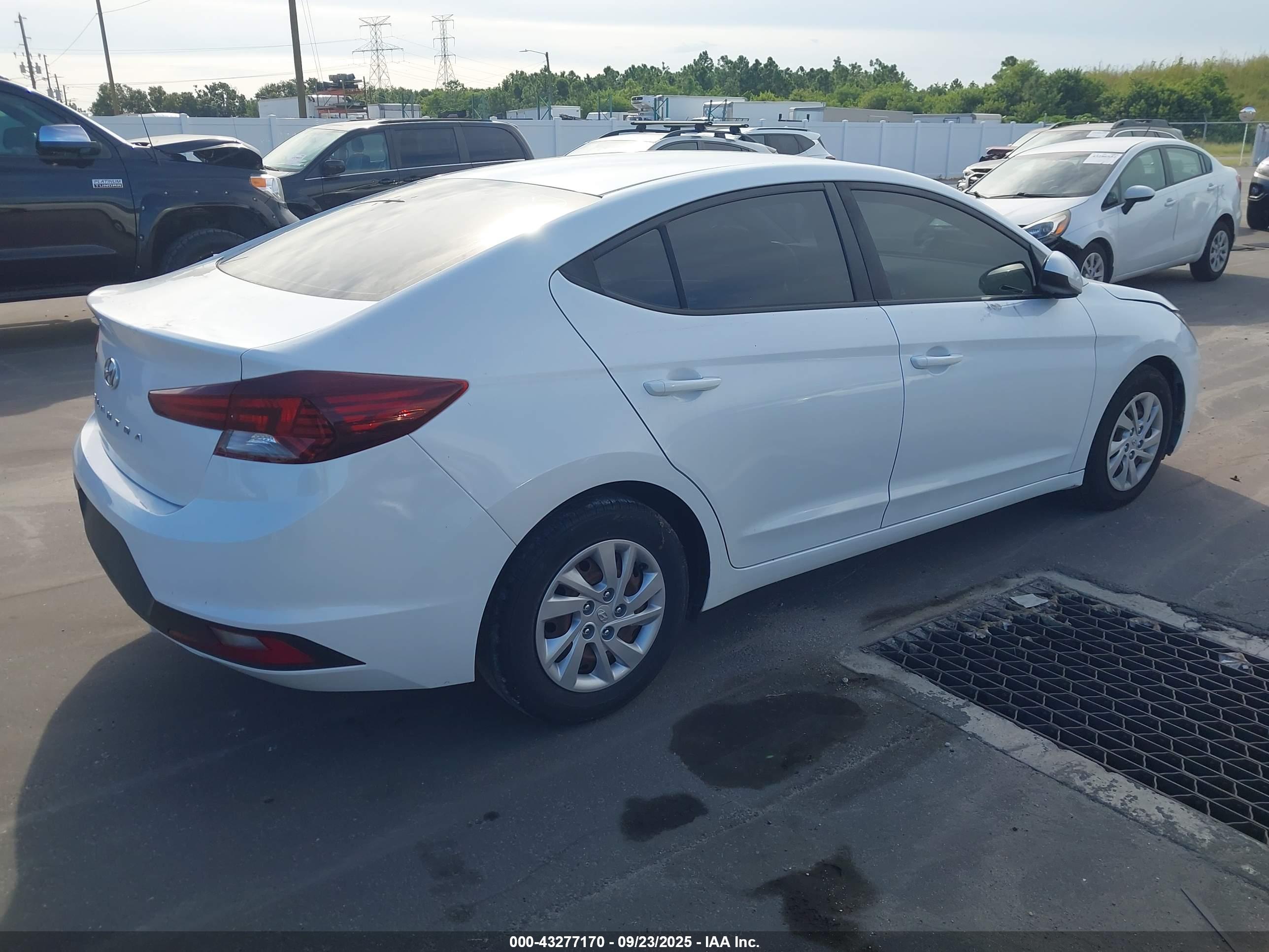 HYUNDAI ELANTRA image 4