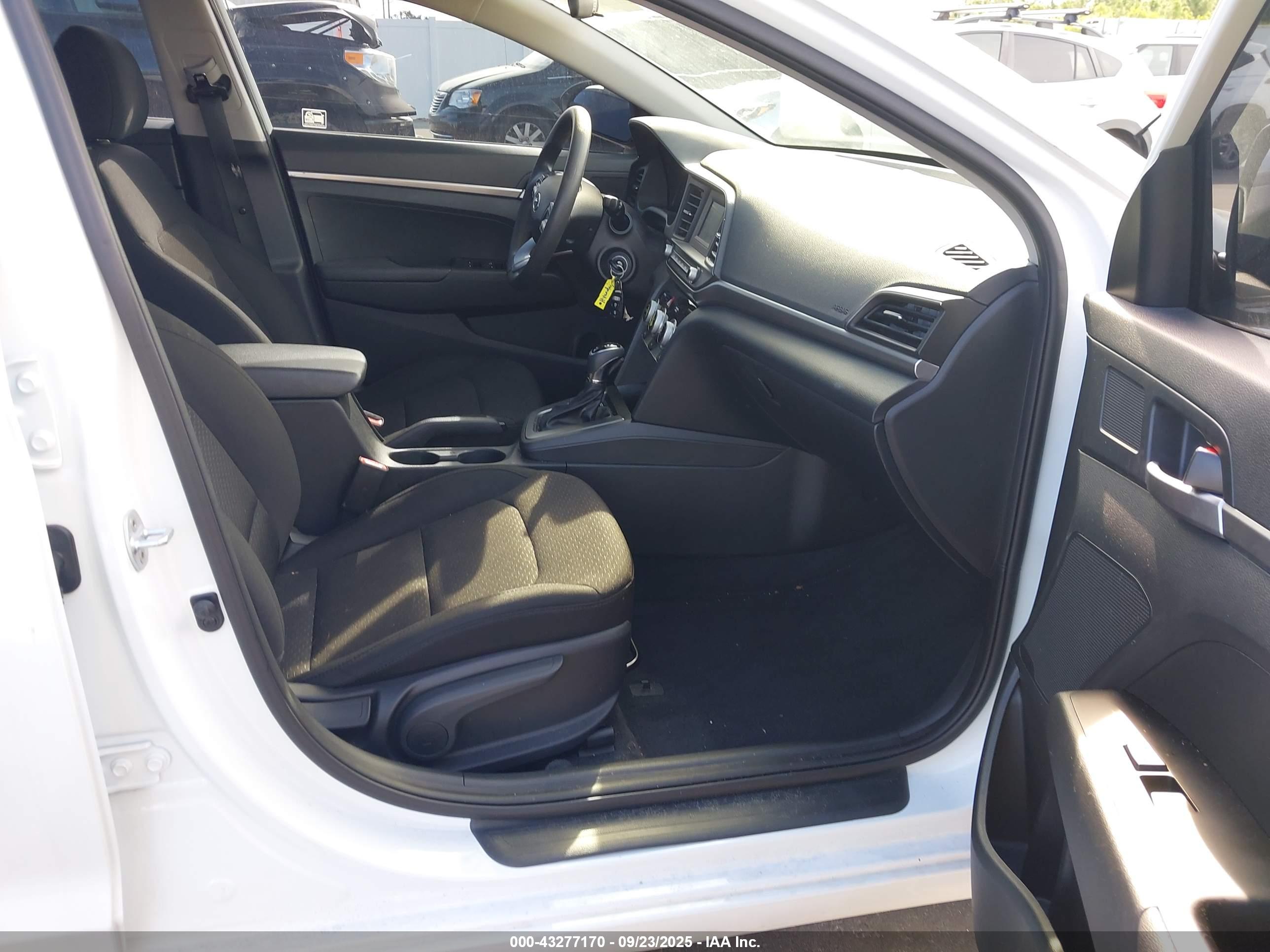 HYUNDAI ELANTRA image 5