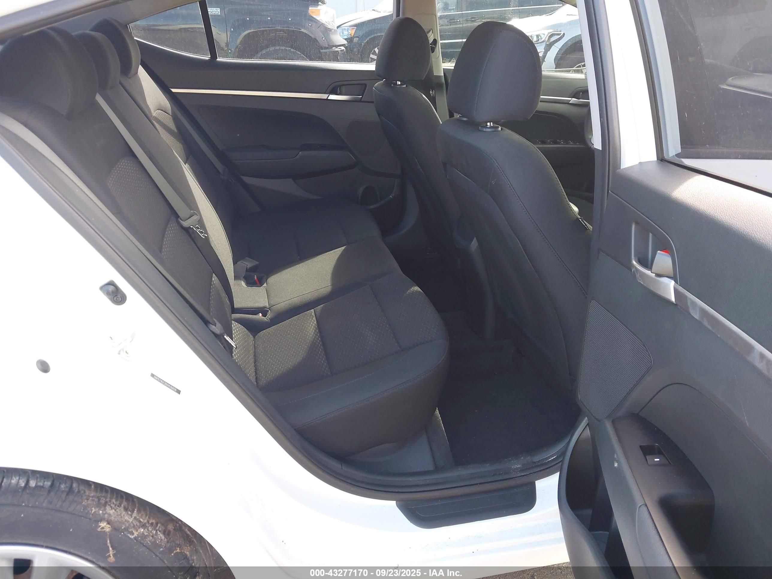 HYUNDAI ELANTRA image 8