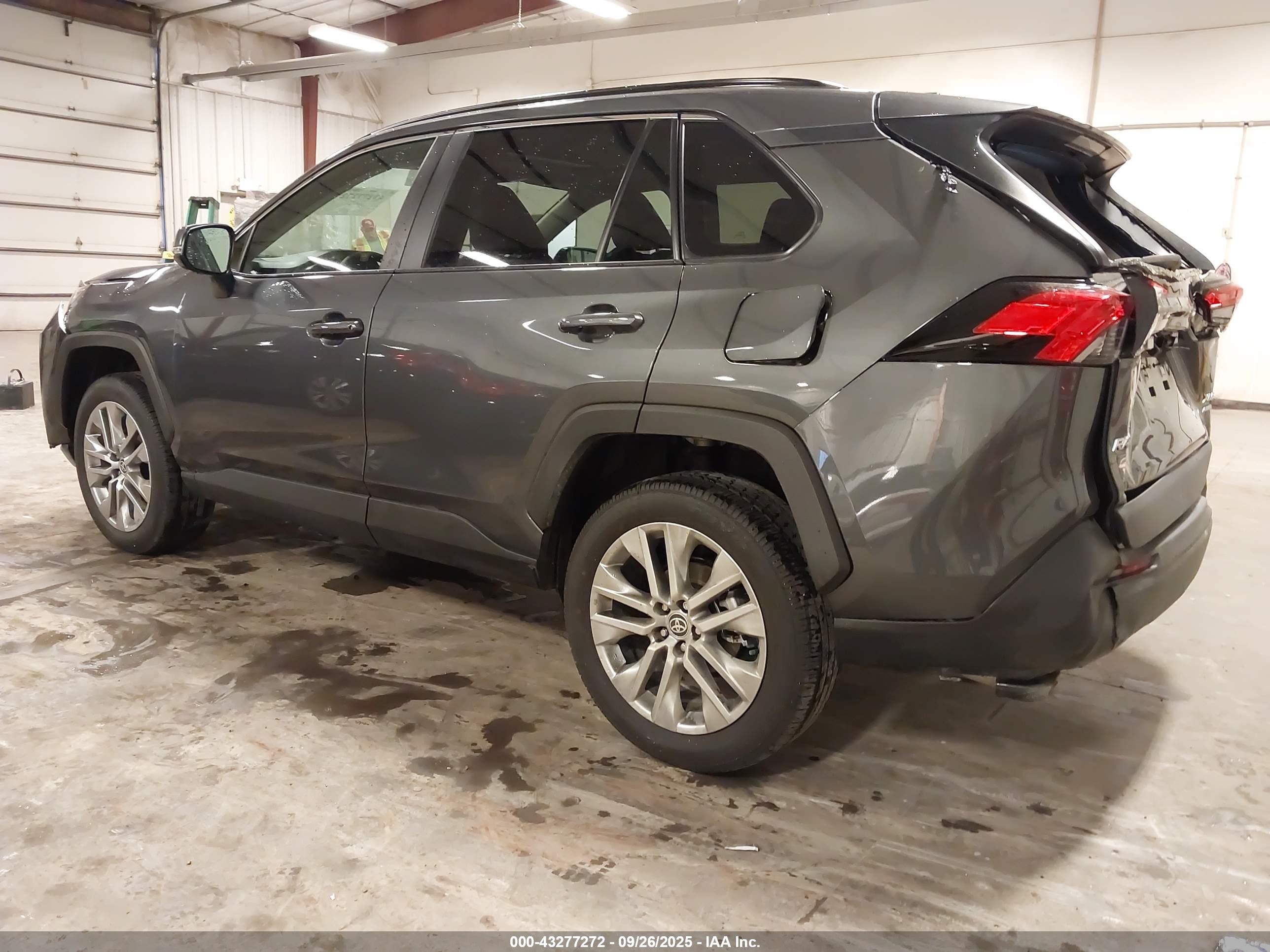 TOYOTA RAV4 image 3
