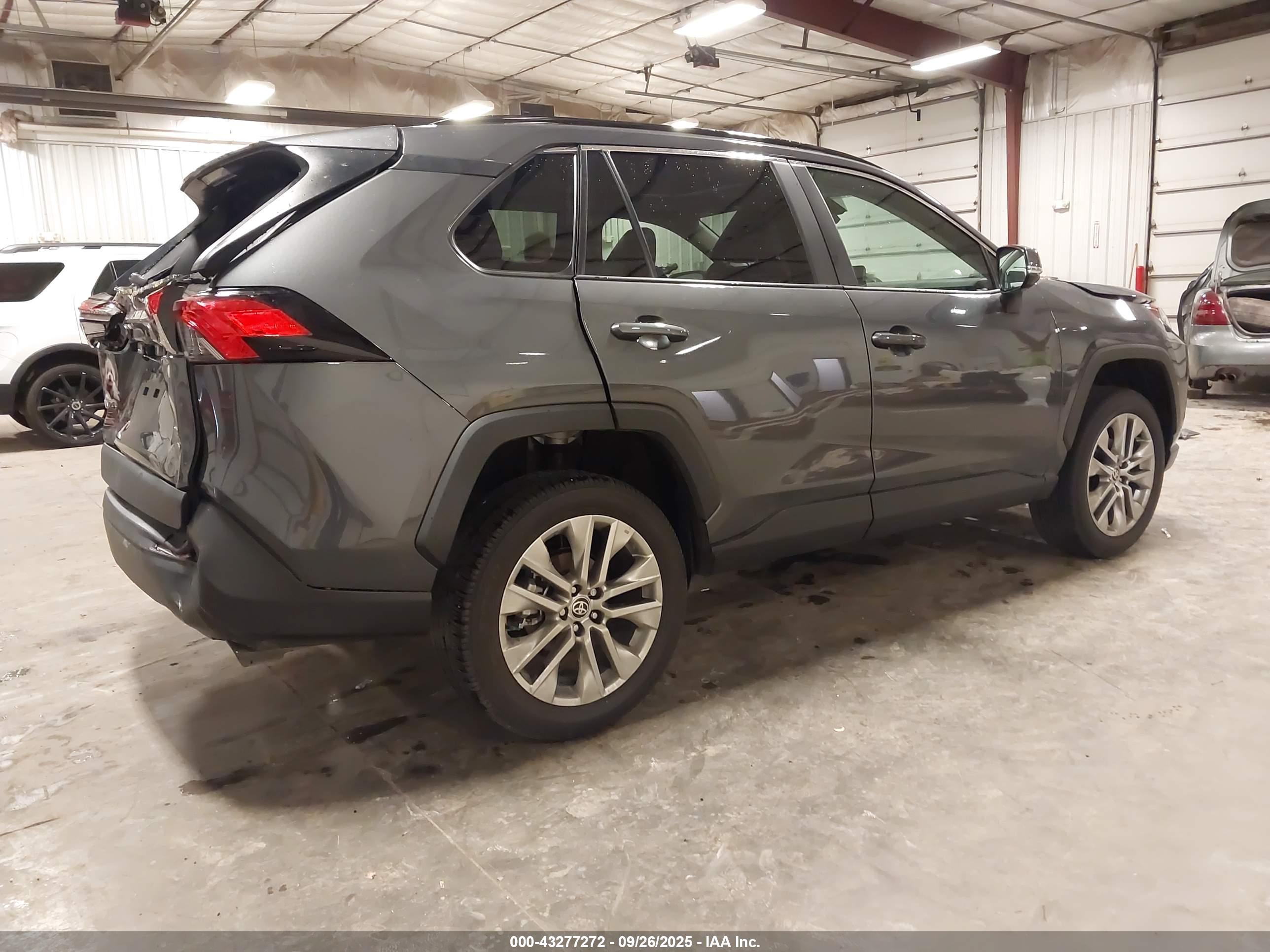 TOYOTA RAV4 image 4