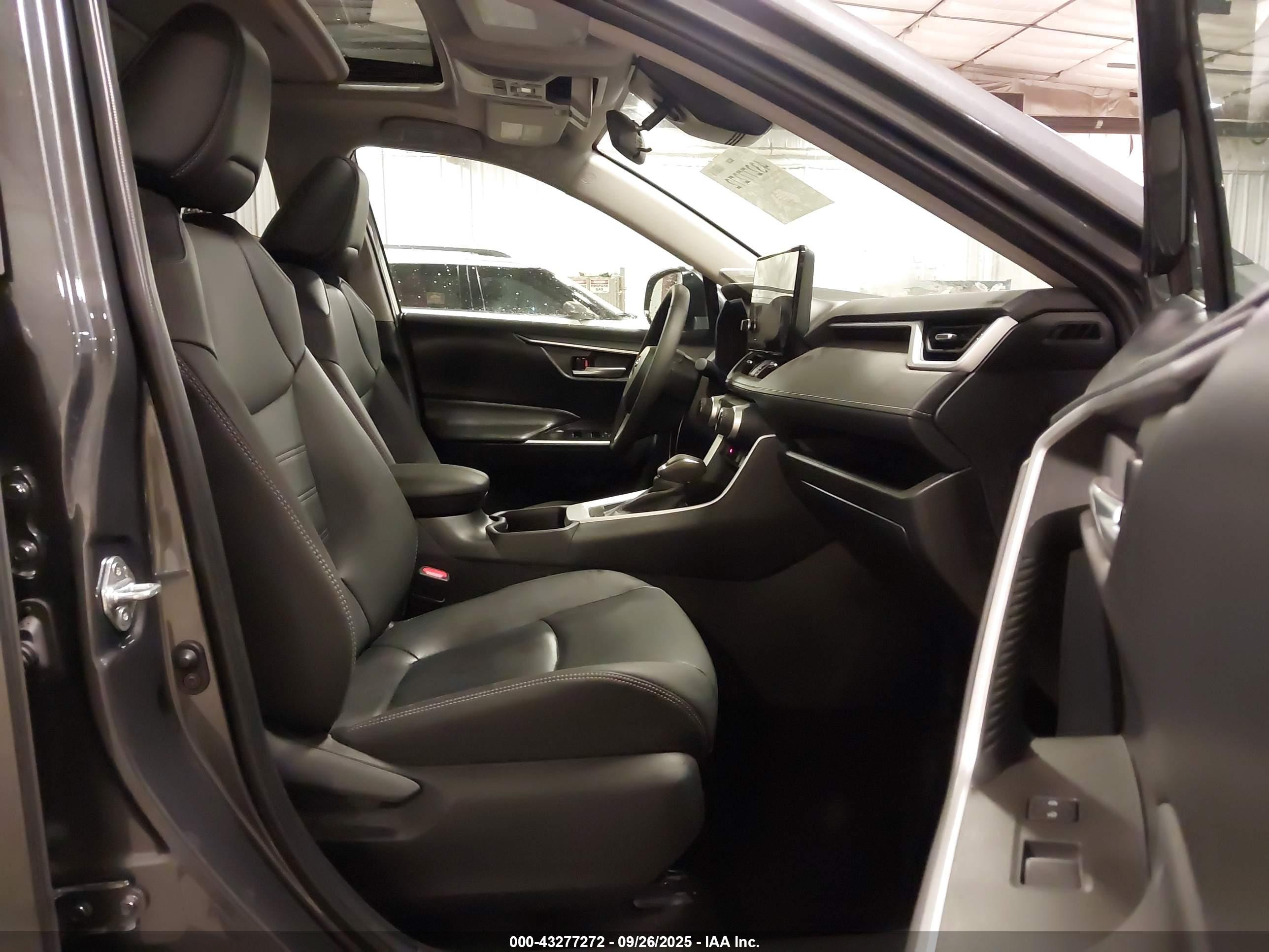 TOYOTA RAV4 image 5