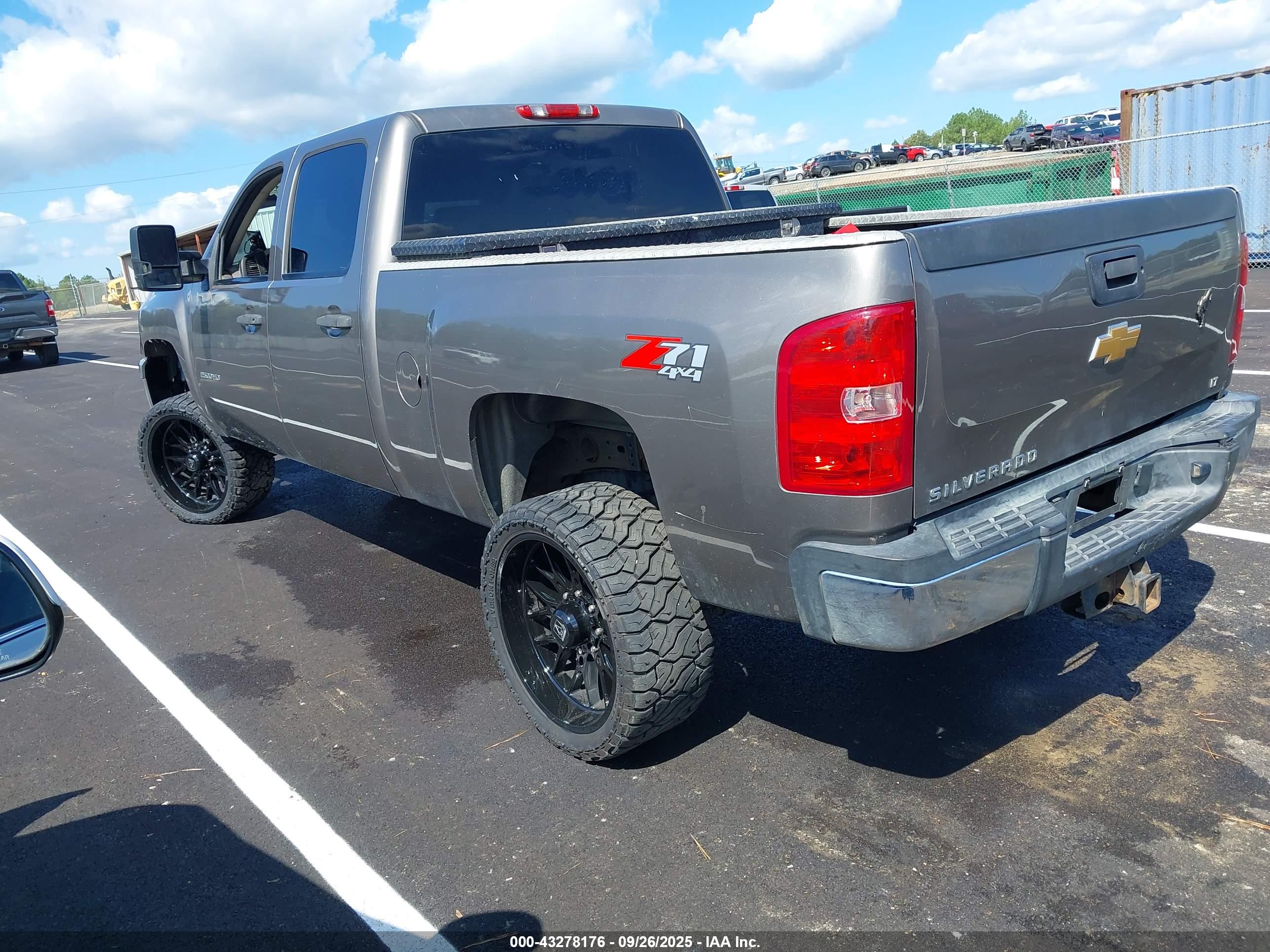 CHEVROLET SILVERADO image 3