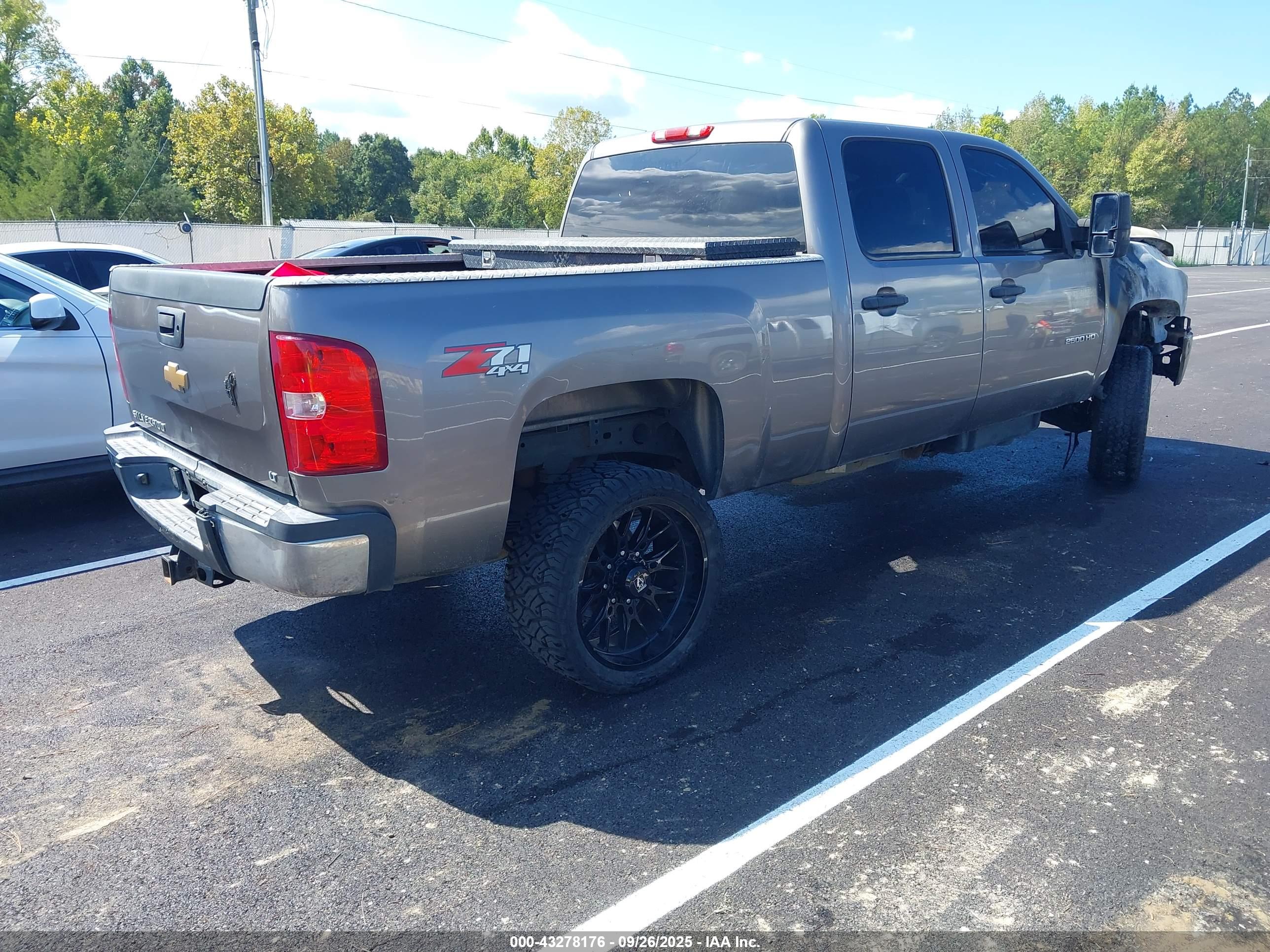 CHEVROLET SILVERADO image 4