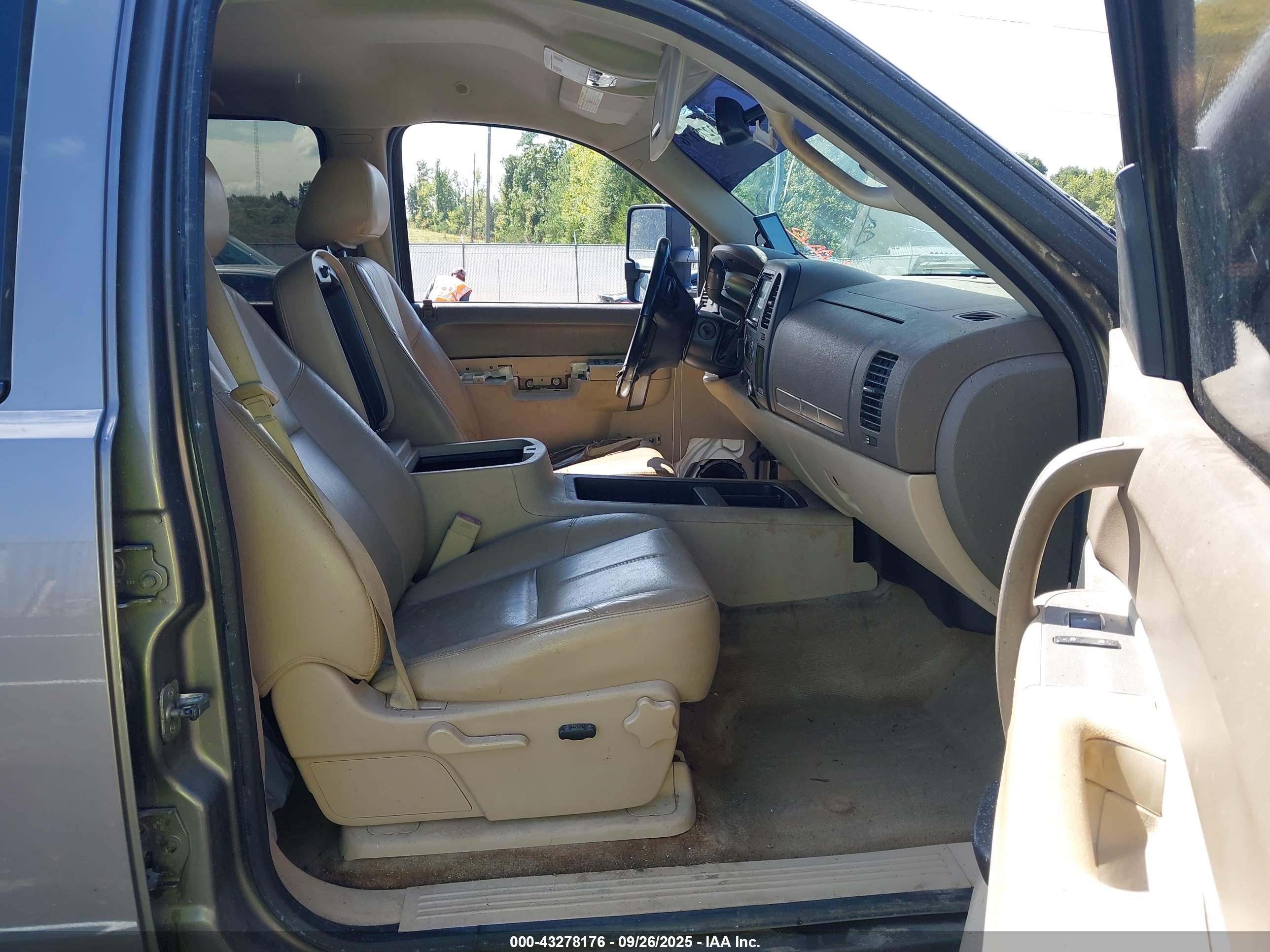 CHEVROLET SILVERADO image 5