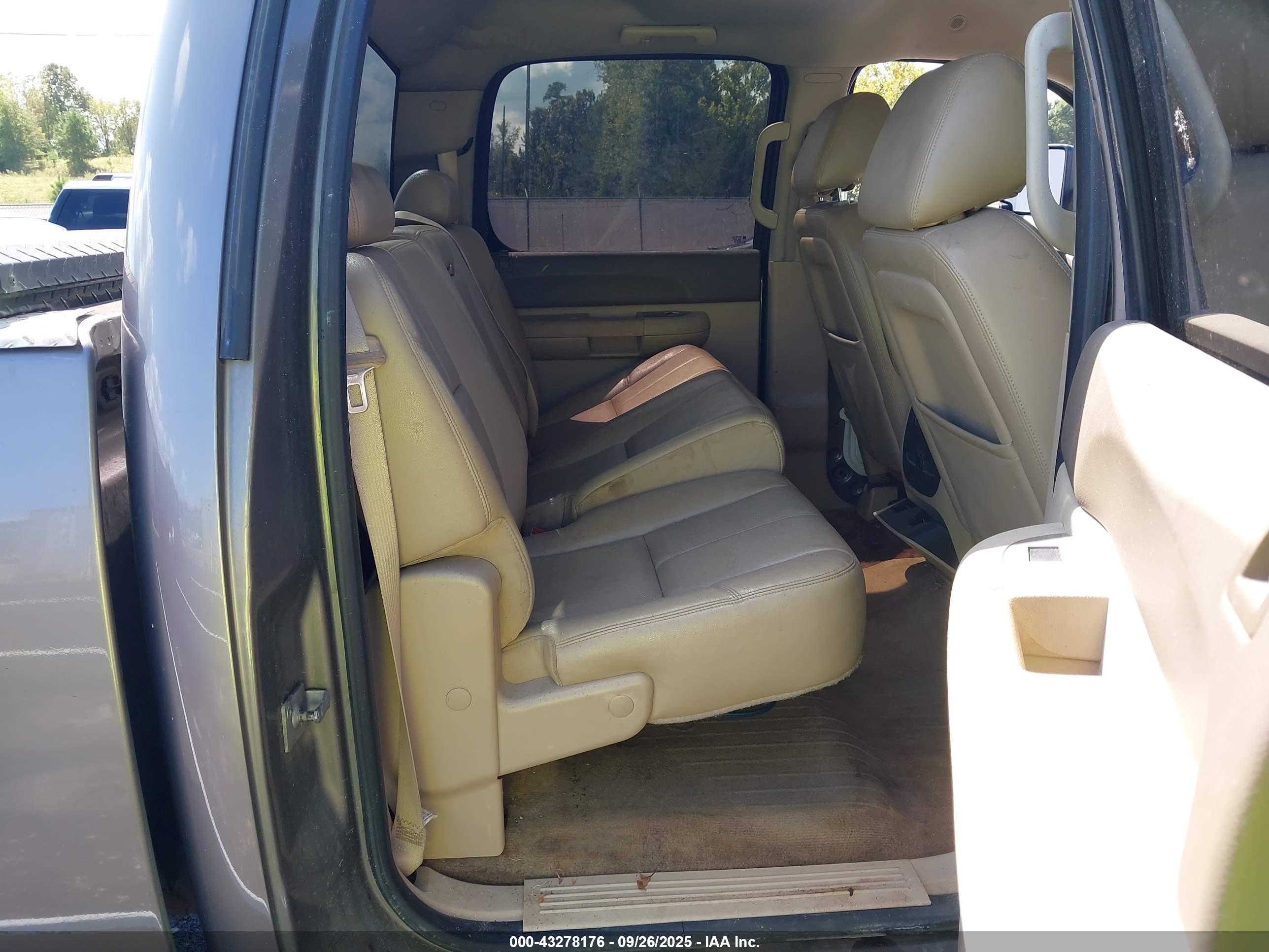 CHEVROLET SILVERADO image 8