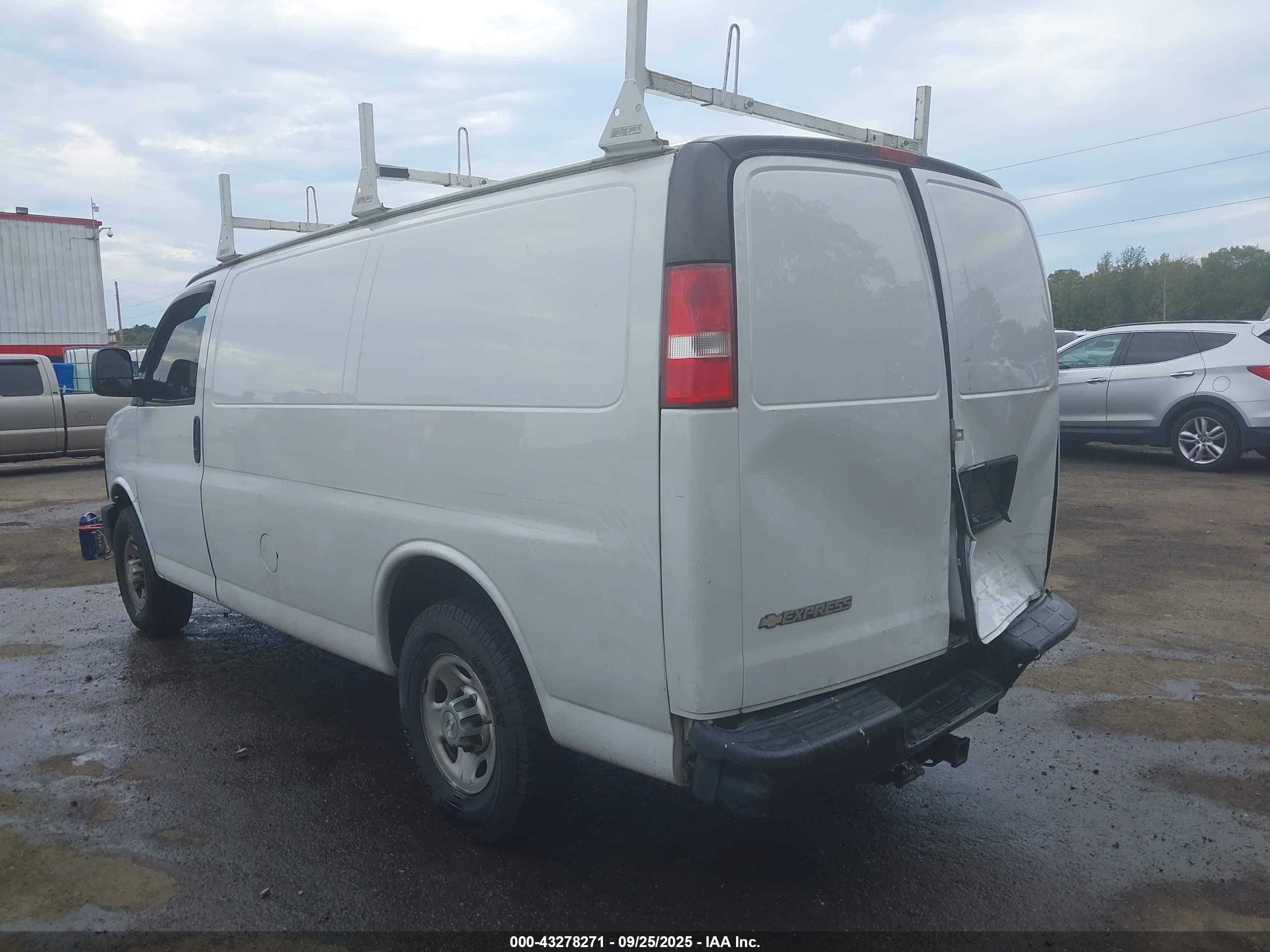 CHEVROLET EXPRESS image 3