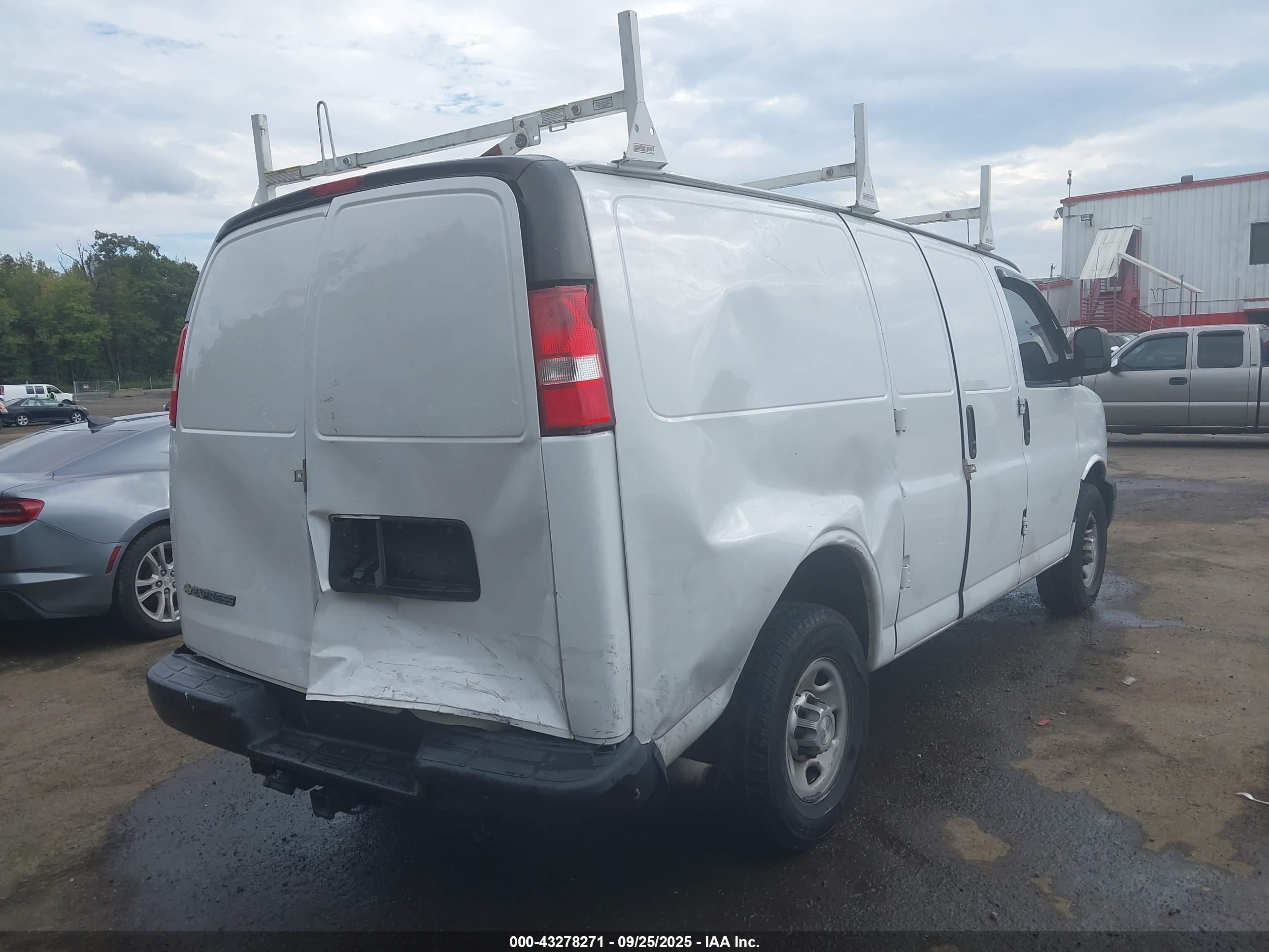CHEVROLET EXPRESS image 4