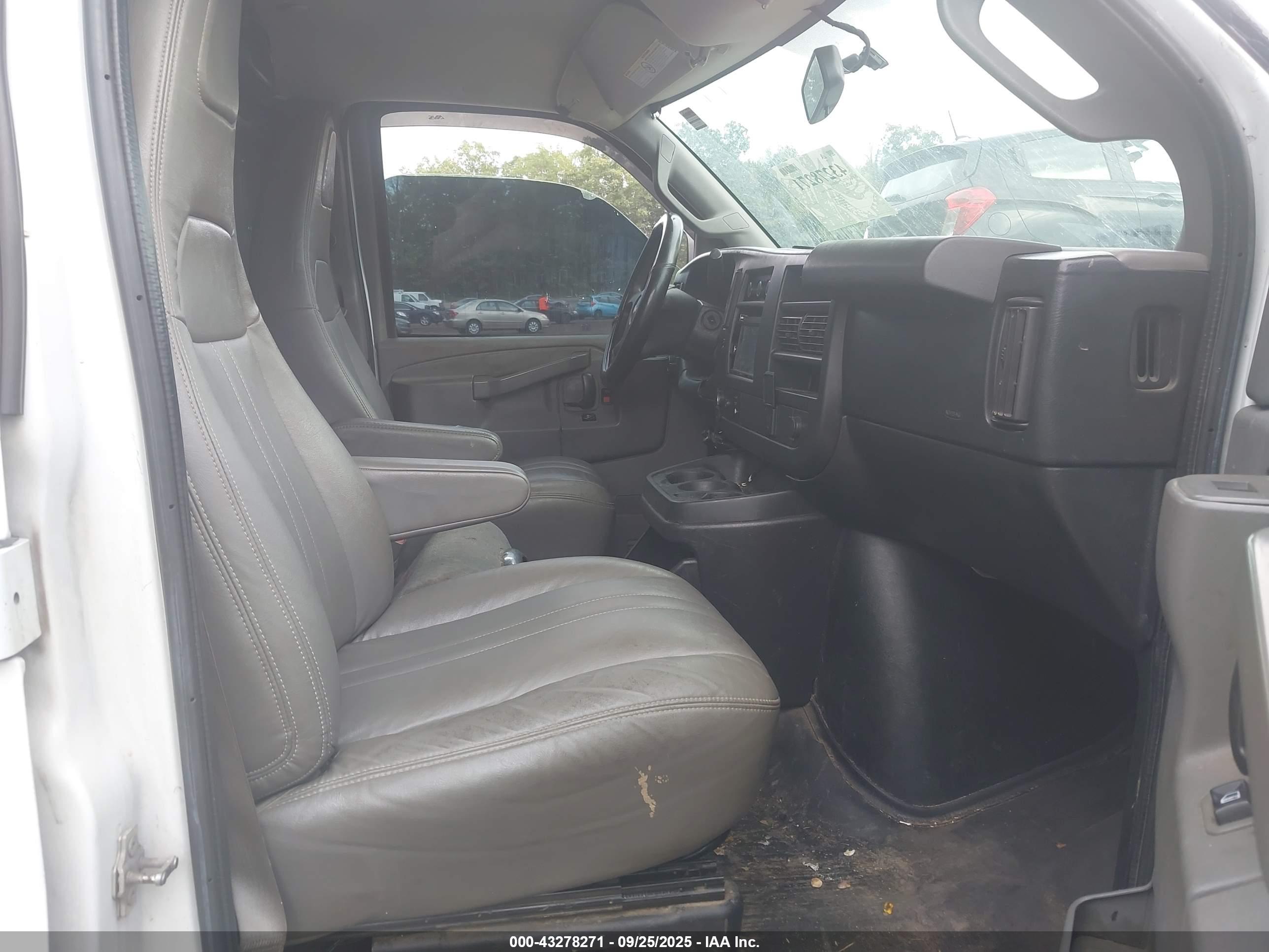 CHEVROLET EXPRESS image 5