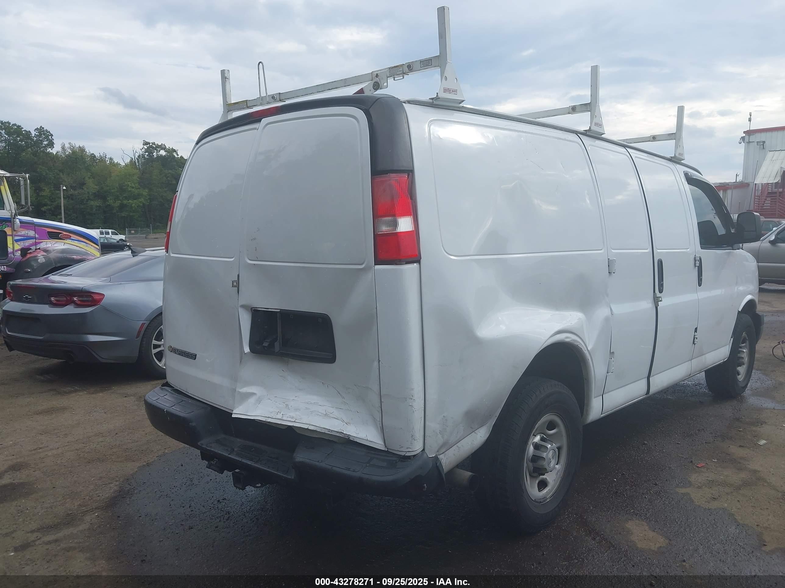 CHEVROLET EXPRESS image 6