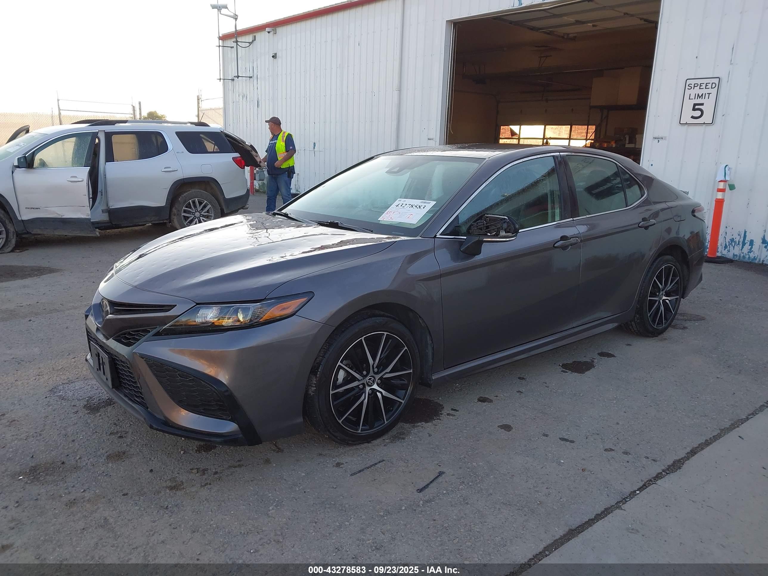TOYOTA CAMRY image 2
