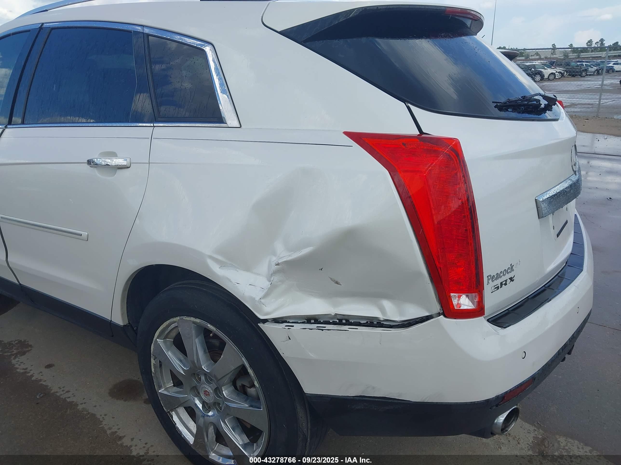 CADILLAC SRX image 6